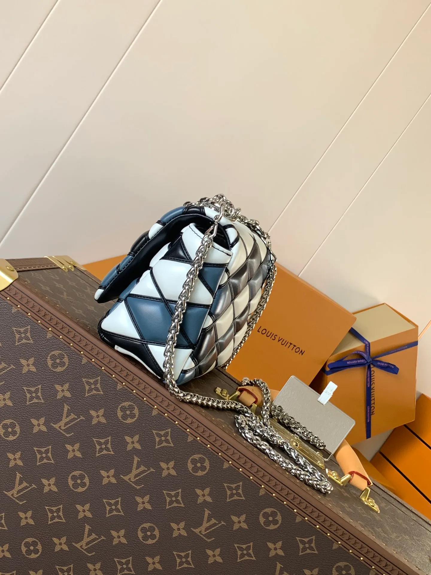 💰1280 (top layer leather) top original order, code changing chip M23045 dark gray M22891 beige M23601 brown M22891 black M12338 vanilla M24465 pink gradient M23682 dark blue M12434 blue gradient M22891 blue and white checkered M22891 red and white checkered M25107 silver M22891 patent leather M22892 black pink gradient M24186 light blue gradient M24465 nude pink gradient M12567 burgundy M11374 black hardware M12332 light coffee color M22890 white leather black stripes M23568 gray pink gradient M25106 Chinese red Top-quality original custom leather ~ colors are being updated continuously! This medium GO-14 bag is crafted from rich sheepskin leather with a quilted pattern that pays homage to the brand's traditional luggage designs. The Twist lock makes a striking statement, and the top handle can be carried by hand alone, or it can be transformed into a leather shoulder pad on the sliding chain strap for comfortable shoulder or cross-body wear. Dimensions: 23 x 16 x 10cm