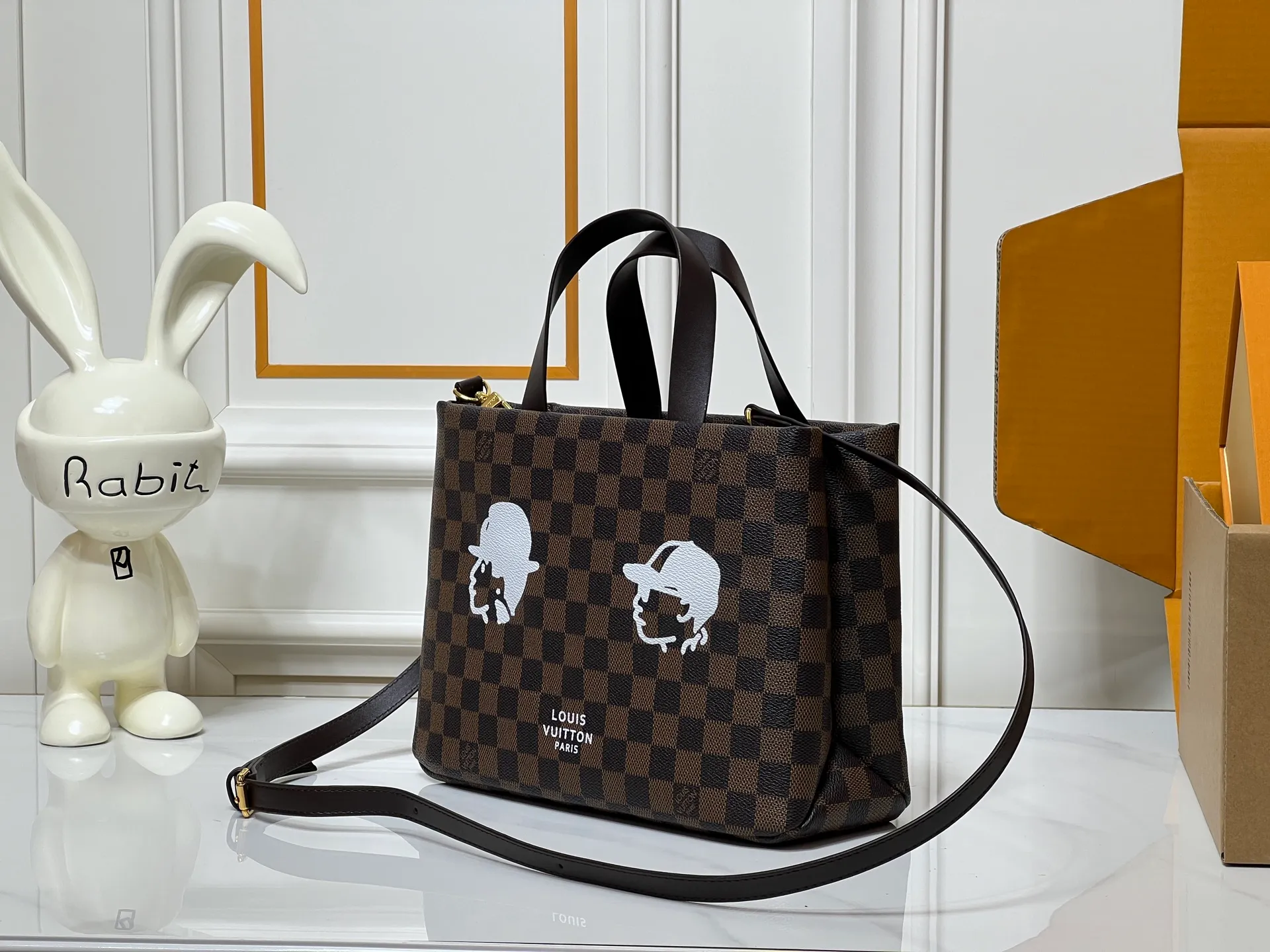 Batch 260💰M13940 Brown Grain Gradient Pink Gradient Blue Khaki Colored Plaid Black Plaid Presbyopia Orange Black Green Pink PHARREL and NIGO collection’s joint series Top original order This Shopper medium handbag draws inspiration from Louis Vuitton shopping bags, with the words Louis Vuitton and Maison Fondée En 1854 written on soft cow leather, with top handles and detachable shoulder straps. 25x19x11 • Cow leather • Cow leather trim • Textile lining • Metal hardware • Musketon closure • Main compartment • Zip pocket • Double patch pockets • Handles: Double handle
