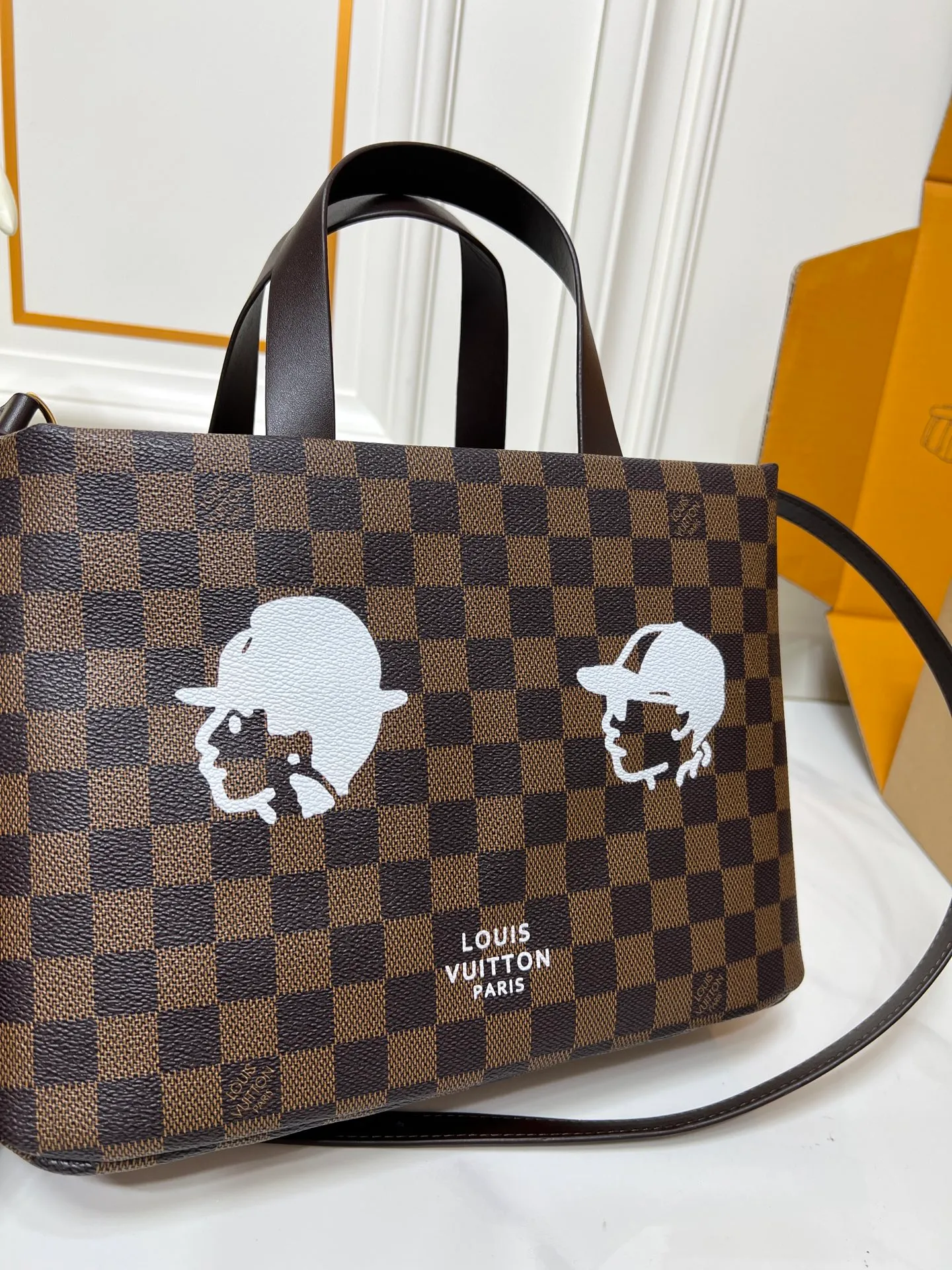 Batch 260💰M13940 Brown Grain Gradient Pink Gradient Blue Khaki Colored Plaid Black Plaid Presbyopia Orange Black Green Pink PHARREL and NIGO collection’s joint series Top original order This Shopper medium handbag draws inspiration from Louis Vuitton shopping bags, with the words Louis Vuitton and Maison Fondée En 1854 written on soft cow leather, with top handles and detachable shoulder straps. 25x19x11 • Cow leather • Cow leather trim • Textile lining • Metal hardware • Musketon closure • Main compartment • Zip pocket • Double patch pockets • Handles: Double handle