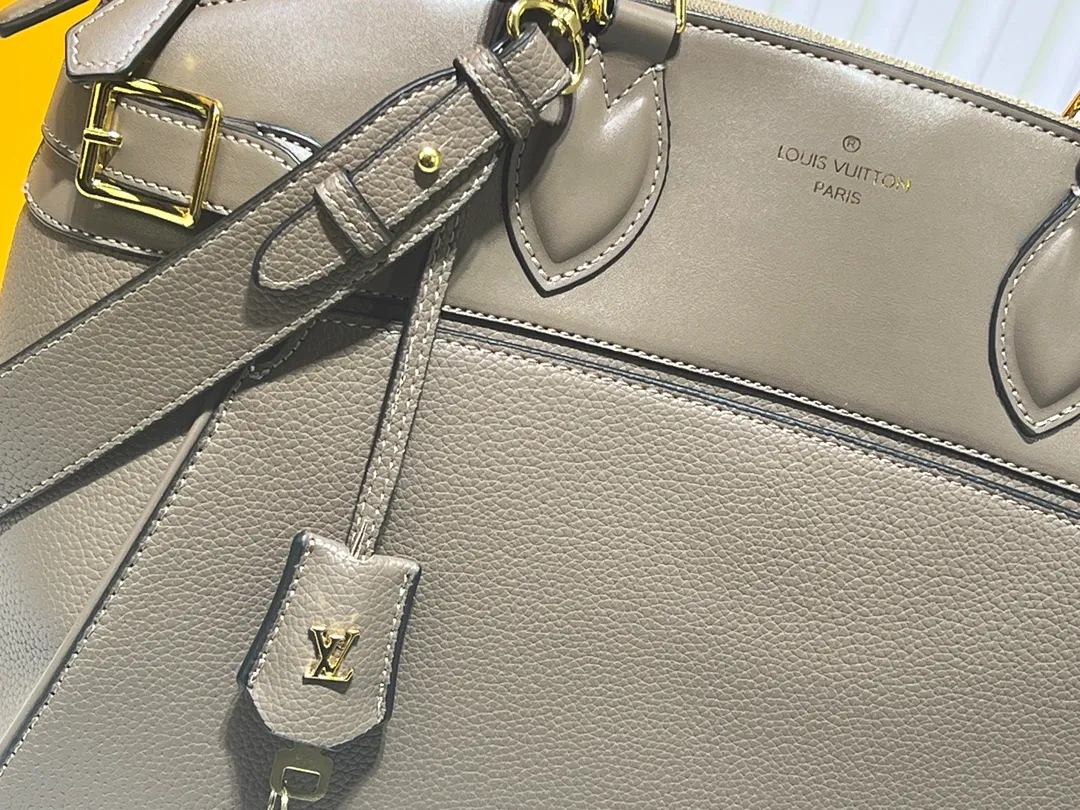 Batch 340💰M11214 green M22914 black M22925 brown M23061 off-white M22927 taupe. Sophisticated and functional, the Lock It MM bag is crafted in fine grained Taurillon leather and smooth calfskin, with gold-finish buckles and hardware. Signature House touches include padlocks, key bells and hot-stamped Louis Vuitton signatures. Featuring an articulated top handle and removable strap, this tote offers a variety of carrying options. 36x29x15 cm (LxHxW) Black Taurillon leather, smooth calfskin semi-leather trim Microfiber lining Gold hardware 2 square buckles padlock key bell External pockets 2 internal flat pockets Internal zipped pocket with flat pockets 5 protective metal studs Strap: removable, adjustable Strap drop: 45.0 cm Maximum strap drop: 51.0 cm
