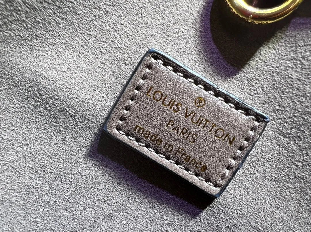 Batch 340💰M11214 green M22914 black M22925 brown M23061 off-white M22927 taupe. Sophisticated and functional, the Lock It MM bag is crafted in fine grained Taurillon leather and smooth calfskin, with gold-finish buckles and hardware. Signature House touches include padlocks, key bells and hot-stamped Louis Vuitton signatures. Featuring an articulated top handle and removable strap, this tote offers a variety of carrying options. 36x29x15 cm (LxHxW) Black Taurillon leather, smooth calfskin semi-leather trim Microfiber lining Gold hardware 2 square buckles padlock key bell External pockets 2 internal flat pockets Internal zipped pocket with flat pockets 5 protective metal studs Strap: removable, adjustable Strap drop: 45.0 cm Maximum strap drop: 51.0 cm