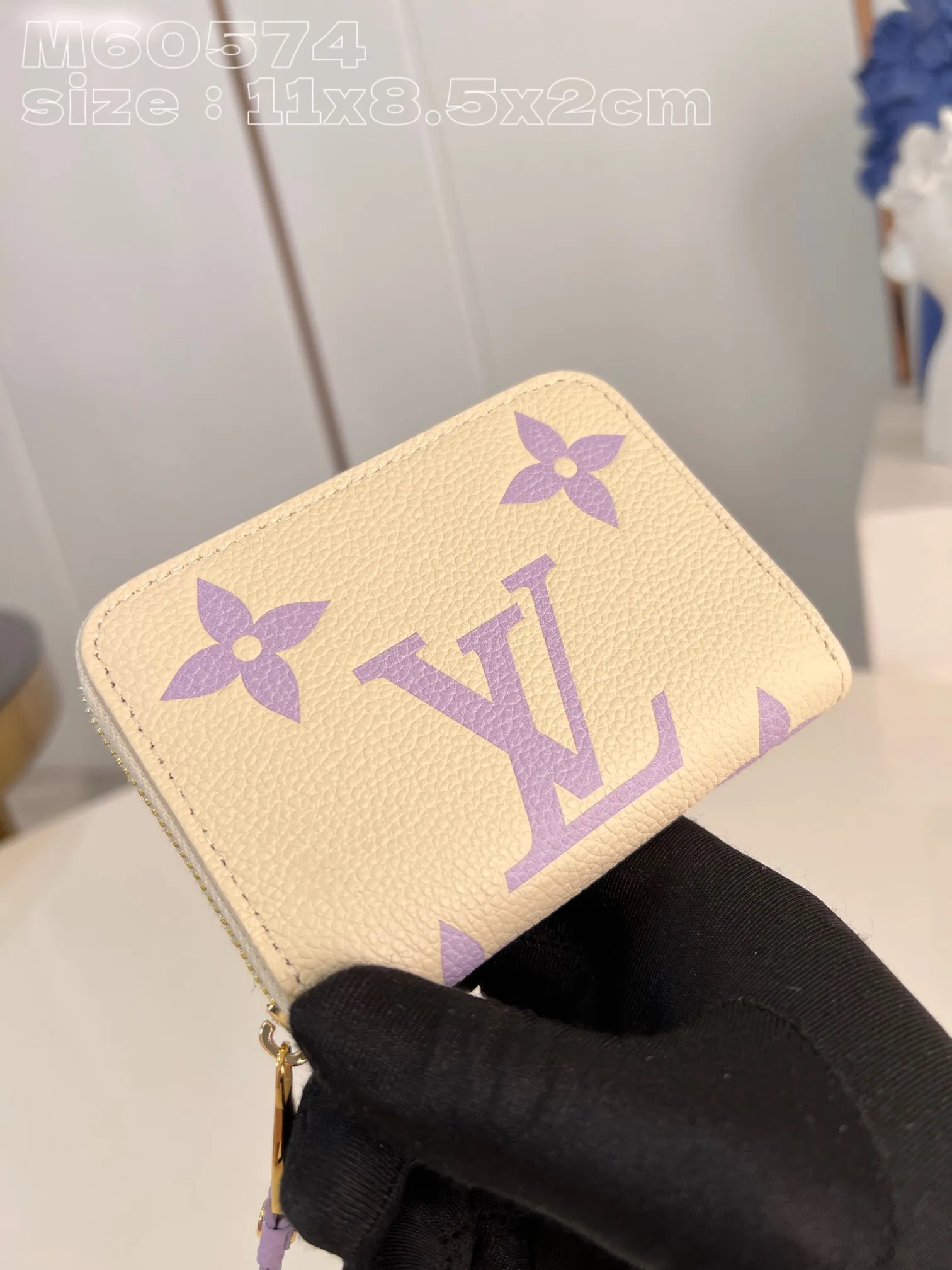 💰130 💎Upgraded from the original version🇫🇷 This Zippy zipper coin purse is made of Monogram Empreinte leather, with Monogram embossing on the surface. The compact structure hides ample space and can be easily put into a pocket or handbag, and can store credit cards, banknotes and coins. Wraparound zipper with LV stamped puller. Model: M60574 Taro Purple Size: 11 x 8.5 x 2 cm (length x height x width)