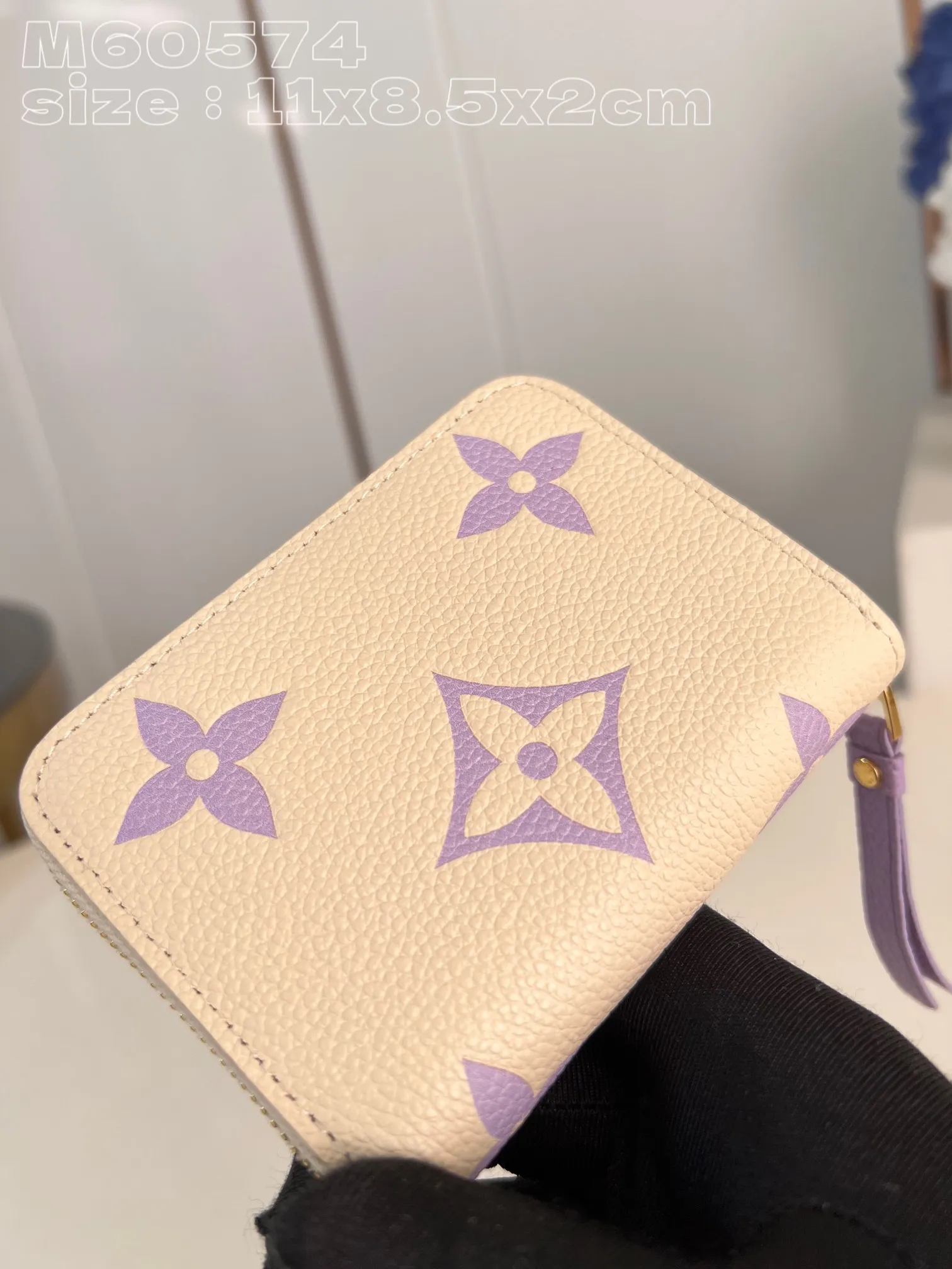 💰130 💎Upgraded from the original version🇫🇷 This Zippy zipper coin purse is made of Monogram Empreinte leather, with Monogram embossing on the surface. The compact structure hides ample space and can be easily put into a pocket or handbag, and can store credit cards, banknotes and coins. Wraparound zipper with LV stamped puller. Model: M60574 Taro Purple Size: 11 x 8.5 x 2 cm (length x height x width)