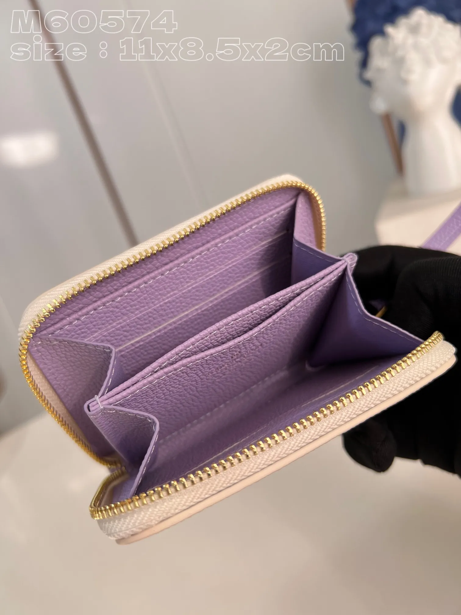💰130 💎Upgraded from the original version🇫🇷 This Zippy zipper coin purse is made of Monogram Empreinte leather, with Monogram embossing on the surface. The compact structure hides ample space and can be easily put into a pocket or handbag, and can store credit cards, banknotes and coins. Wraparound zipper with LV stamped puller. Model: M60574 Taro Purple Size: 11 x 8.5 x 2 cm (length x height x width)