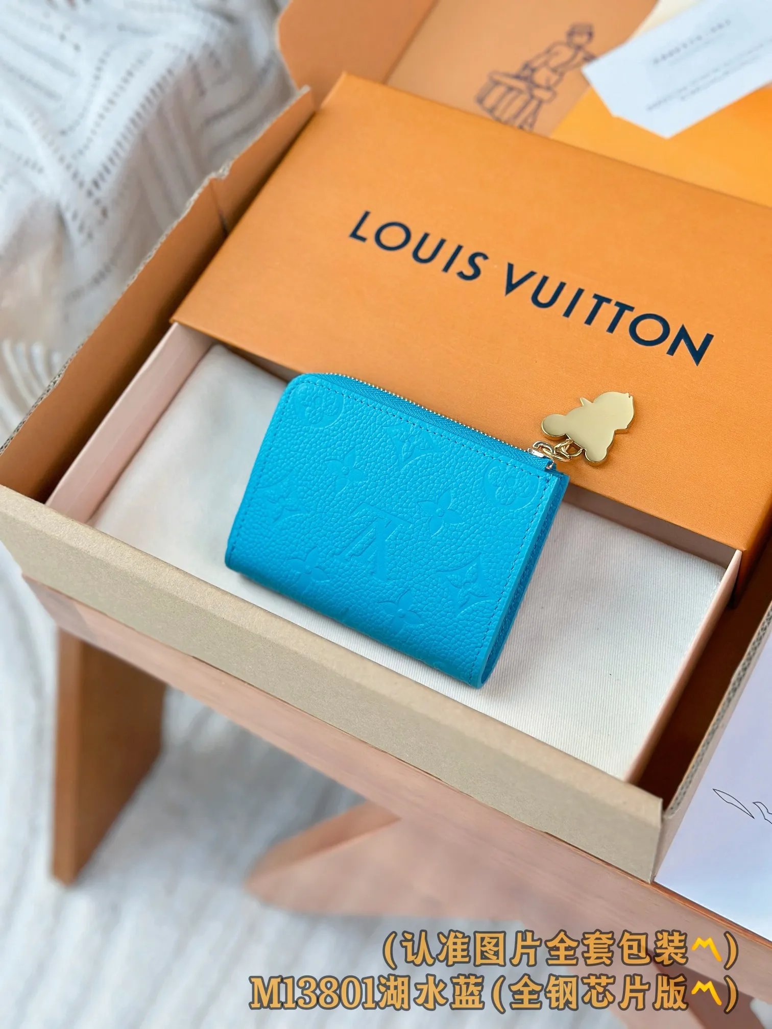 💰640 [Genuine grade] [Special grade MB high-elastic fabric] M13801 Lake Blue (〽️A-grade all-steel version〽️) Personalized customization! Transcoding chip, Noa small wallet, this Noa small wallet is made of Louis Vuitton's classic Monogram cowhide! It has a compact square design and a distinctive L-shaped zipper, and the interior is lined with colorful leather. The wallet features six compartments for business cards, as well as roomy fold-out pockets.  11 x 8.5 x 1.5 cm (length x height x width).