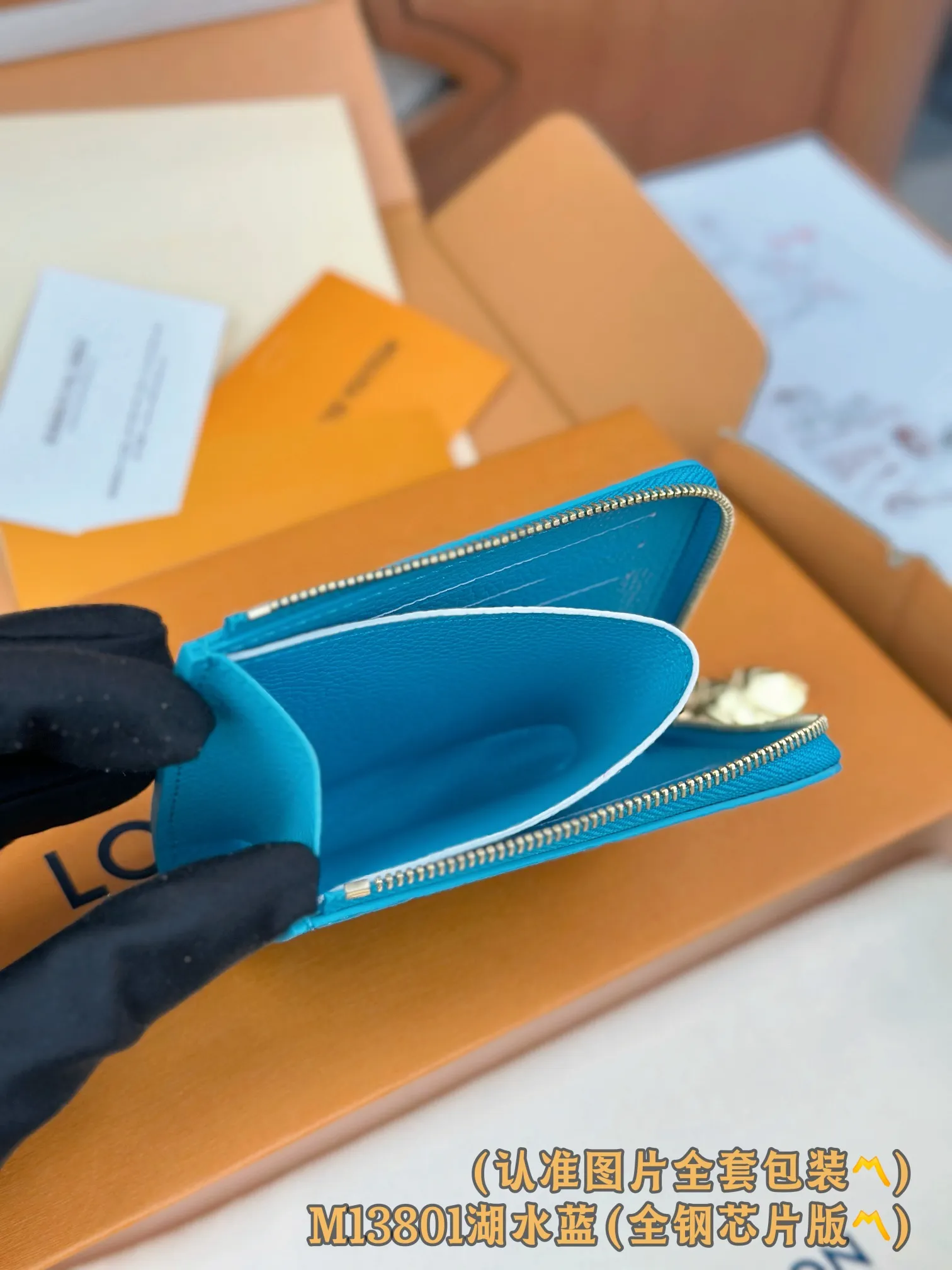 💰640 [Genuine grade] [Special grade MB high-elastic fabric] M13801 Lake Blue (〽️A-grade all-steel version〽️) Personalized customization! Transcoding chip, Noa small wallet, this Noa small wallet is made of Louis Vuitton's classic Monogram cowhide! It has a compact square design and a distinctive L-shaped zipper, and the interior is lined with colorful leather. The wallet features six compartments for business cards, as well as roomy fold-out pockets.  11 x 8.5 x 1.5 cm (length x height x width).