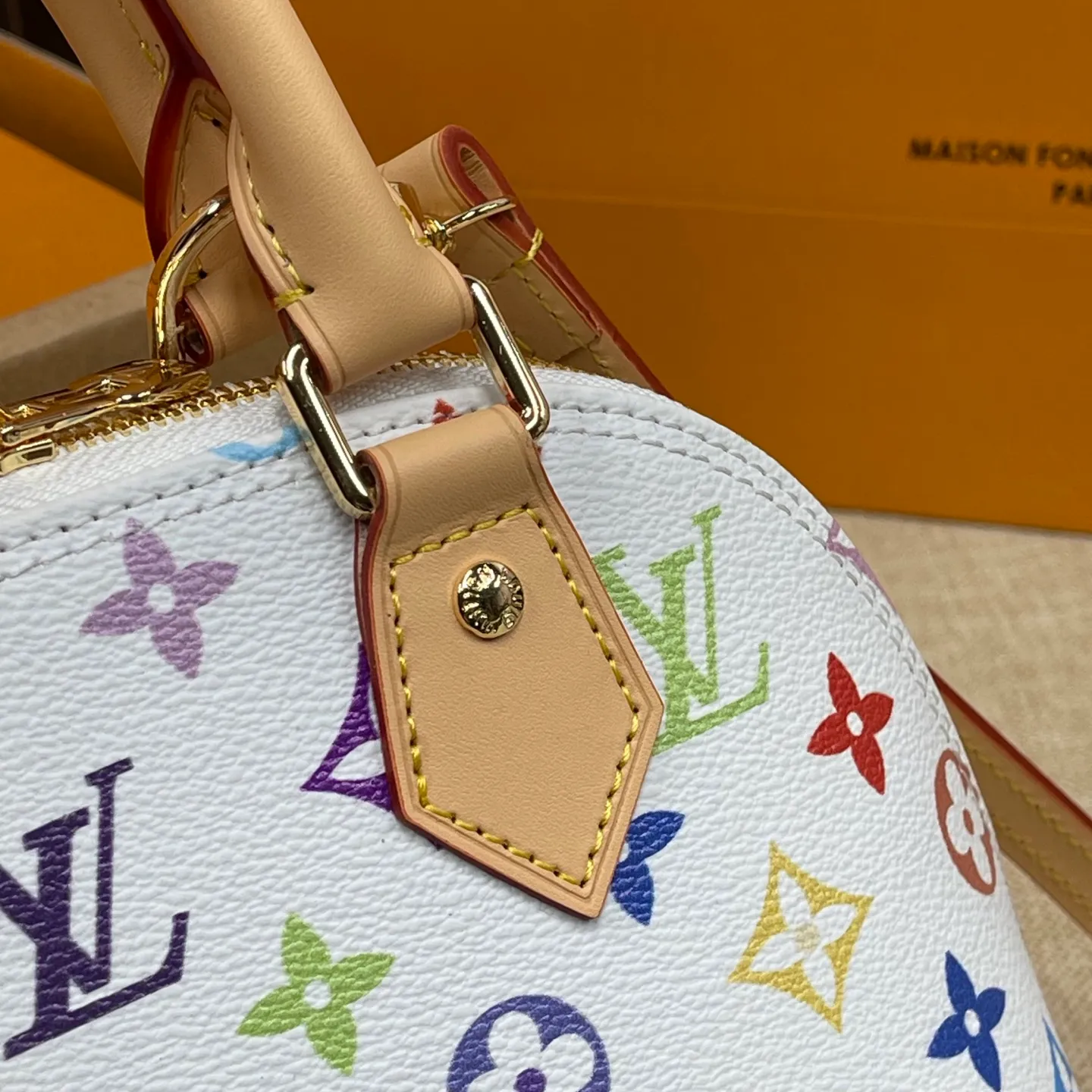 [Upgraded version] P580💰 Upgraded version Three-color LV ALMA BB new model shell bag💝With complete packaging💖Model: M13078 The interior space is sufficient, and it is a relatively cost-effective LV bag under 10,000 yuan. The small size can be carried on the shoulder or the alma handbag originated in 1934. Over time, it has gradually evolved in shape from a square-cornered travel bag to today's representative of elegant women's handbags❣️Size: 23.5x17.5 x 11.5 cm (length x height x width) -Natural cowhide trim and key cover -Hand-held or cross-body -Double zipper closure with padlock -1 inner patch pocket -Cotton lining - Protective rivets on the bottom of the bag
