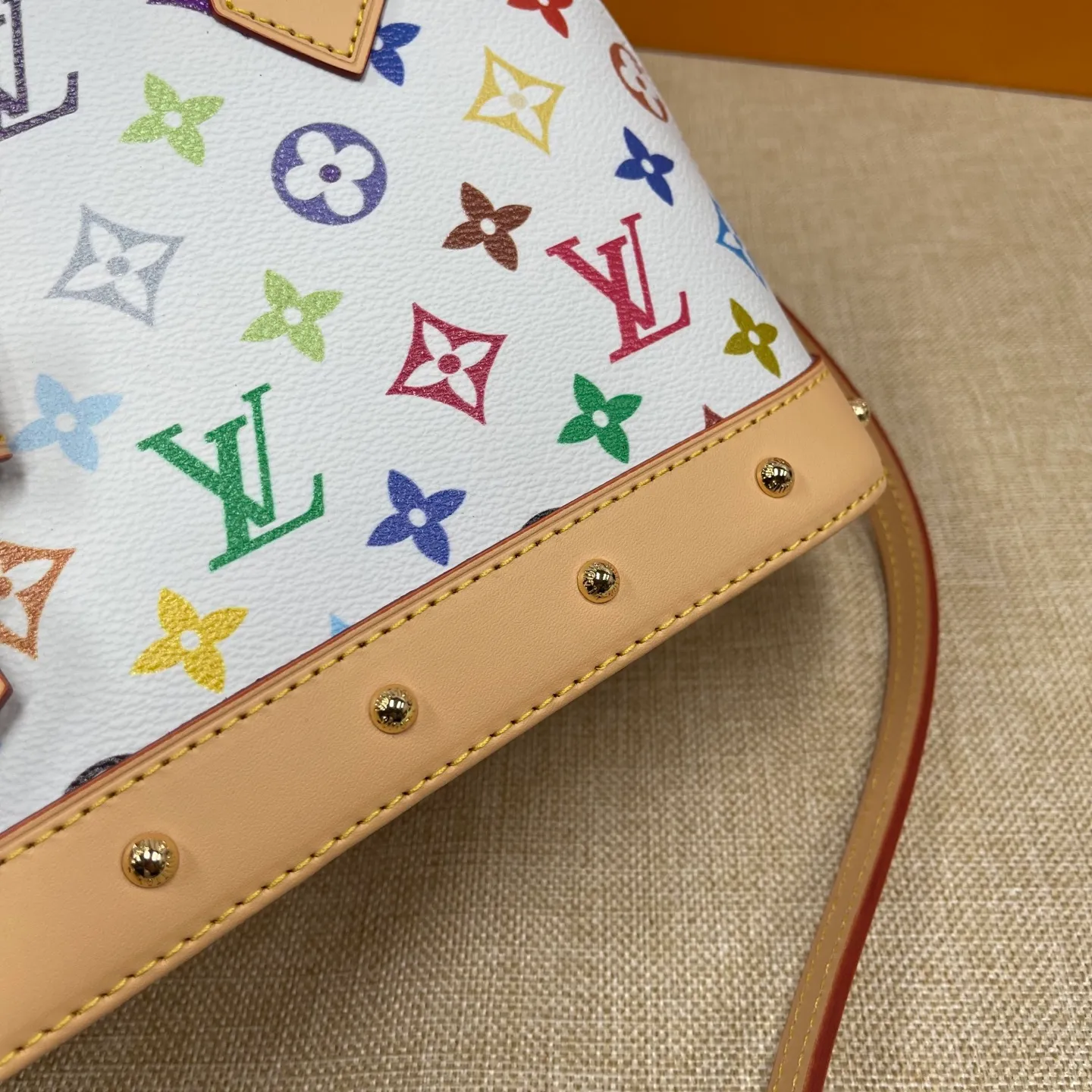 [Upgraded version] P580💰 Upgraded version Three-color LV ALMA BB new model shell bag💝With complete packaging💖Model: M13078 The interior space is sufficient, and it is a relatively cost-effective LV bag under 10,000 yuan. The small size can be carried on the shoulder or the alma handbag originated in 1934. Over time, it has gradually evolved in shape from a square-cornered travel bag to today's representative of elegant women's handbags❣️Size: 23.5x17.5 x 11.5 cm (length x height x width) -Natural cowhide trim and key cover -Hand-held or cross-body -Double zipper closure with padlock -1 inner patch pocket -Cotton lining - Protective rivets on the bottom of the bag