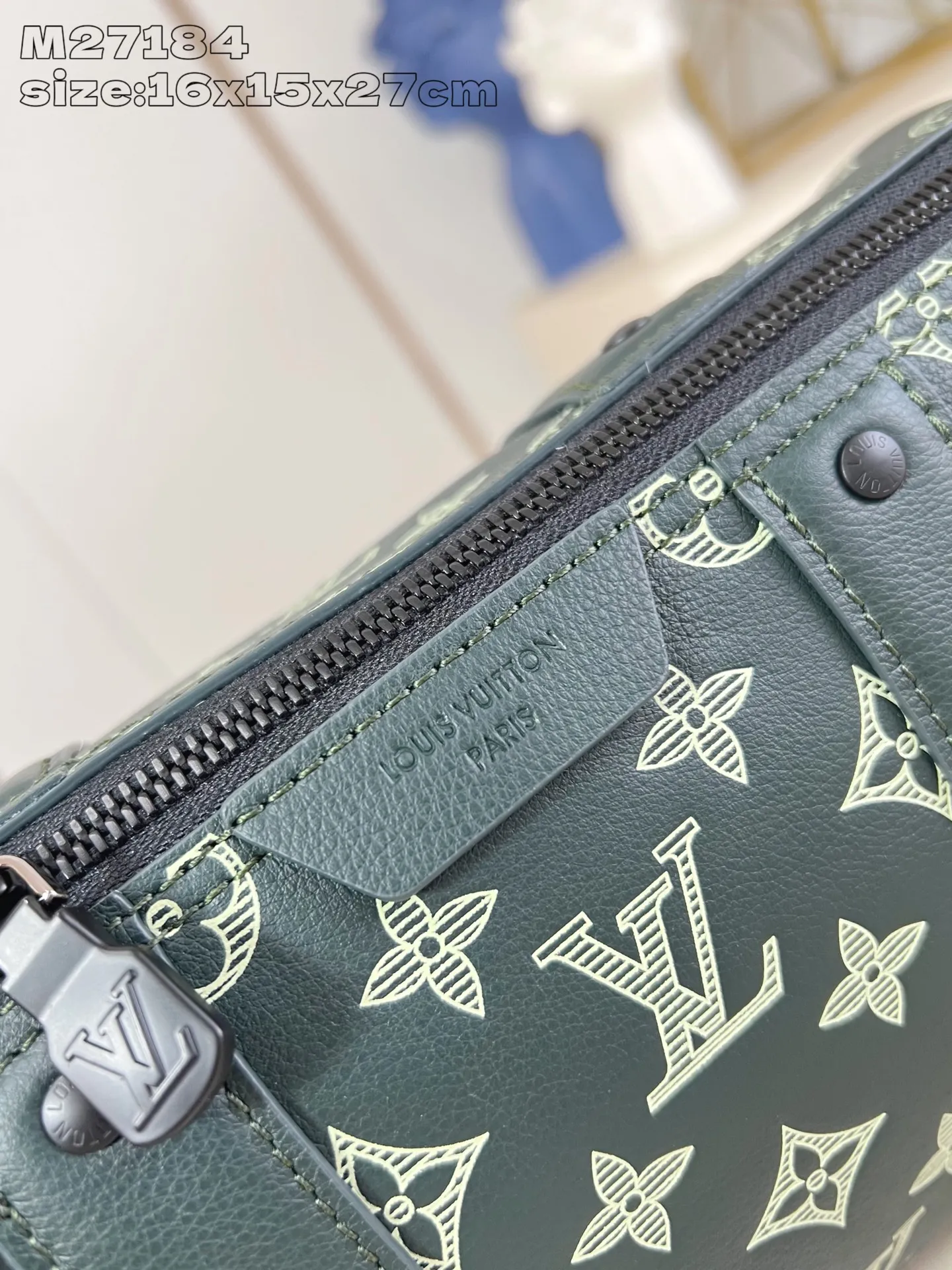 💰1020 (top layer leather) top original order M27184] This City Keepall handbag is made of soft Monogram Shadow cow leather with Monogram embossing and printing on the surface. Leather-reinforced straps and signature silhouettes continue the classic details of the Keepall collection. The detachable and adjustable shoulder strap provides flexible carrying methods such as shoulder and cross-body carrying. 16.5 x 15 x 27.5 cm (height x width x length)