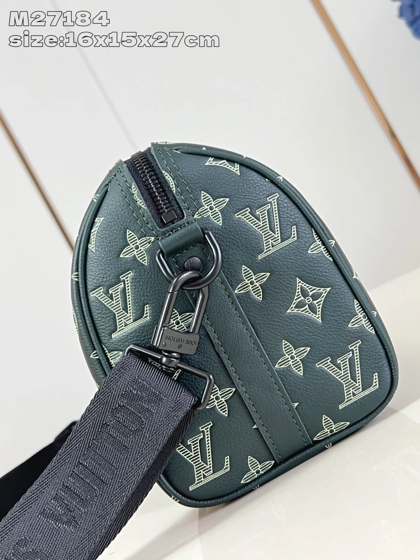 💰1020 (top layer leather) top original order M27184] This City Keepall handbag is made of soft Monogram Shadow cow leather with Monogram embossing and printing on the surface. Leather-reinforced straps and signature silhouettes continue the classic details of the Keepall collection. The detachable and adjustable shoulder strap provides flexible carrying methods such as shoulder and cross-body carrying. 16.5 x 15 x 27.5 cm (height x width x length)