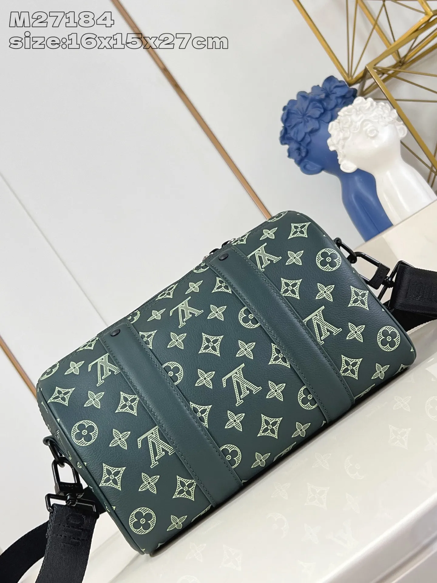 💰1020 (top layer leather) top original order M27184] This City Keepall handbag is made of soft Monogram Shadow cow leather with Monogram embossing and printing on the surface. Leather-reinforced straps and signature silhouettes continue the classic details of the Keepall collection. The detachable and adjustable shoulder strap provides flexible carrying methods such as shoulder and cross-body carrying. 16.5 x 15 x 27.5 cm (height x width x length)