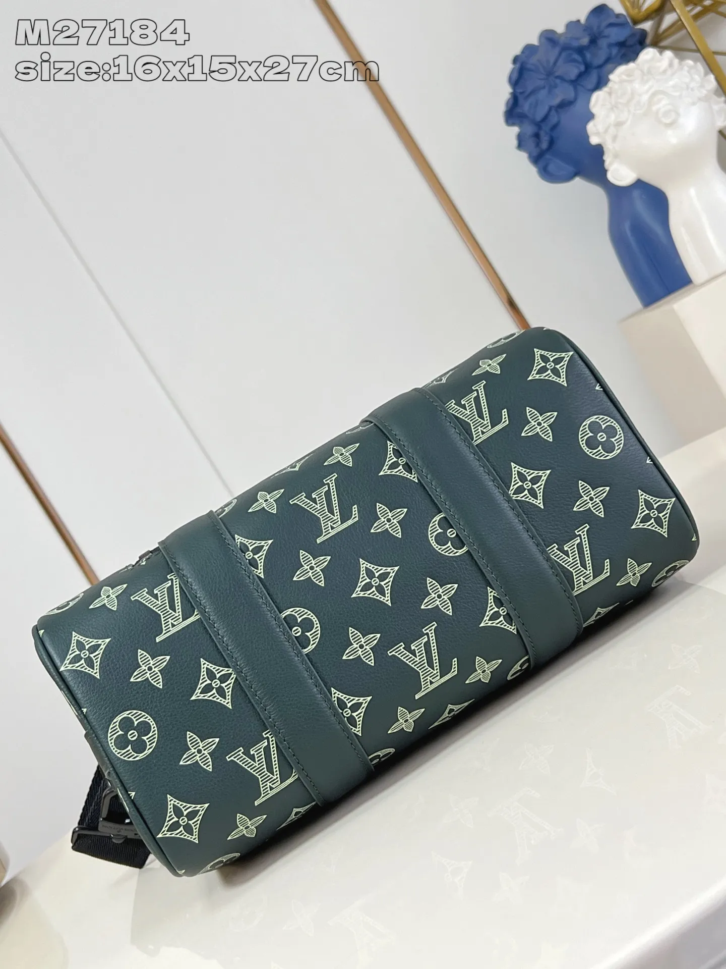 💰1020 (top layer leather) top original order M27184] This City Keepall handbag is made of soft Monogram Shadow cow leather with Monogram embossing and printing on the surface. Leather-reinforced straps and signature silhouettes continue the classic details of the Keepall collection. The detachable and adjustable shoulder strap provides flexible carrying methods such as shoulder and cross-body carrying. 16.5 x 15 x 27.5 cm (height x width x length)