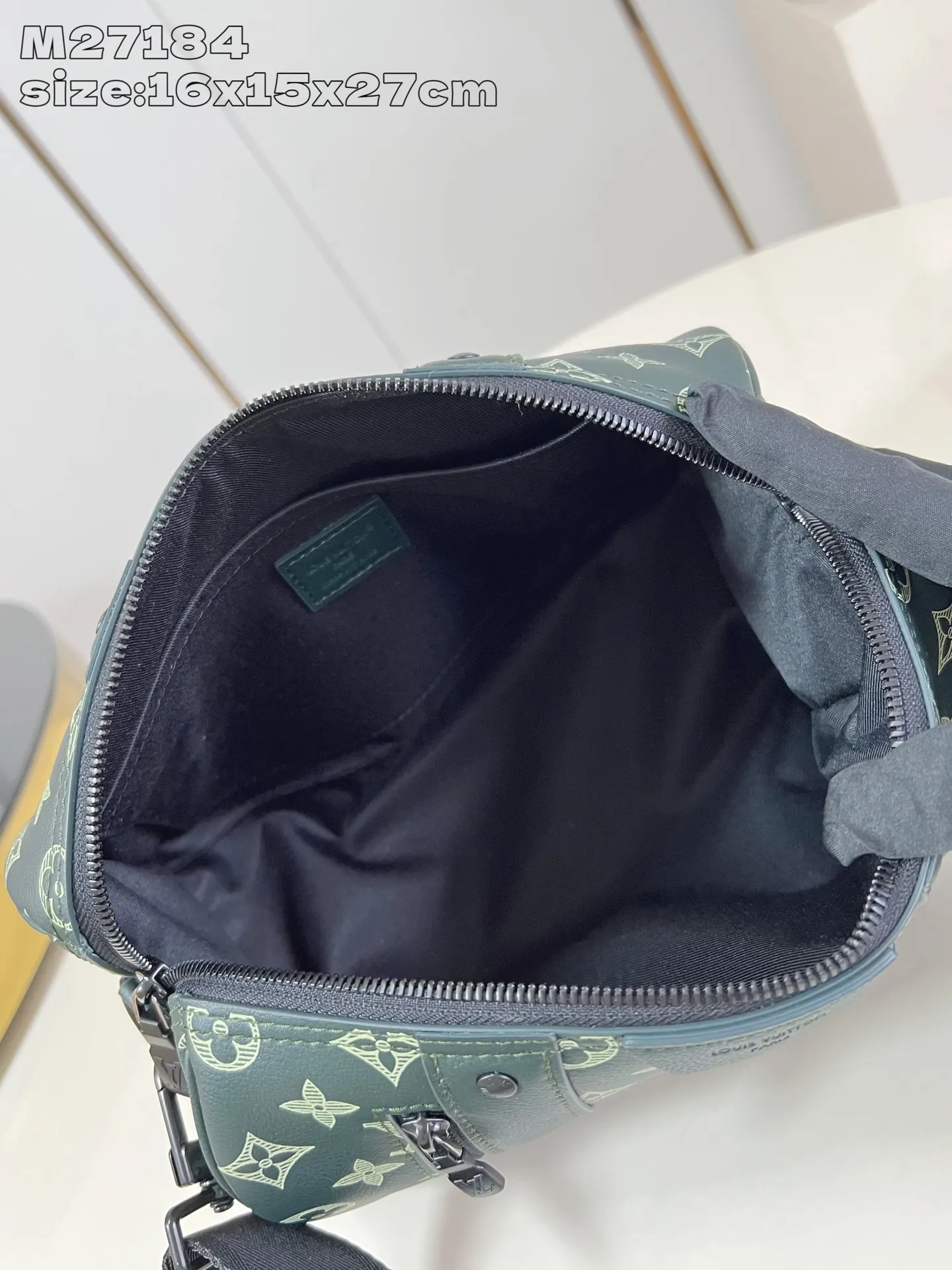 💰1020 (top layer leather) top original order M27184] This City Keepall handbag is made of soft Monogram Shadow cow leather with Monogram embossing and printing on the surface. Leather-reinforced straps and signature silhouettes continue the classic details of the Keepall collection. The detachable and adjustable shoulder strap provides flexible carrying methods such as shoulder and cross-body carrying. 16.5 x 15 x 27.5 cm (height x width x length)