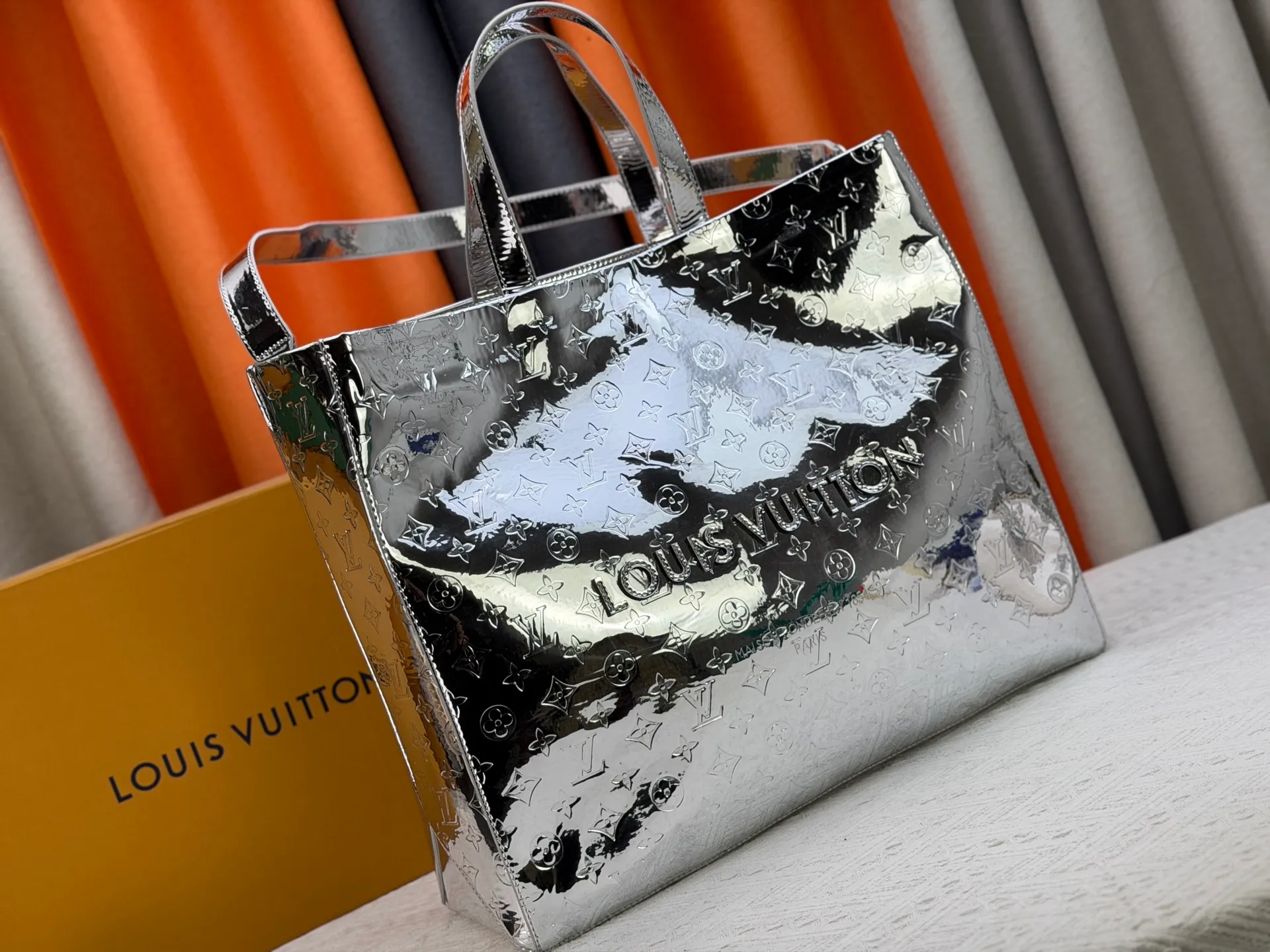 P320 M24457 Silver Gunmetal Gradient Pink Blue Plaid Yellow Plaid Gradient Blue Presbyopic Plaid Gradient Purple Grass Green Pink Black Orange Blue Green Gray Presbyopia Plaid Black Crocodile Orange Crocodile This Shopper medium handbag draws inspiration from Louis Vuitton shopping bags, expressing Louis Vuitton and Maison Fondée En 1854 in soft cow leather. Lettering, top handle and removable shoulder strap. Dimensions: 42x34x16cm