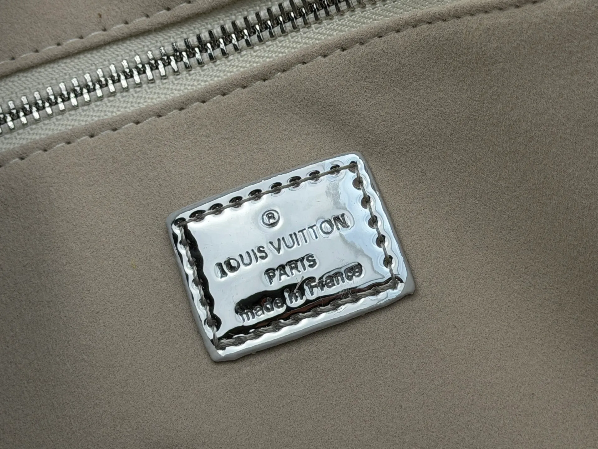 P320 M24457 Silver Gunmetal Gradient Pink Blue Plaid Yellow Plaid Gradient Blue Presbyopic Plaid Gradient Purple Grass Green Pink Black Orange Blue Green Gray Presbyopia Plaid Black Crocodile Orange Crocodile This Shopper medium handbag draws inspiration from Louis Vuitton shopping bags, expressing Louis Vuitton and Maison Fondée En 1854 in soft cow leather. Lettering, top handle and removable shoulder strap. Dimensions: 42x34x16cm