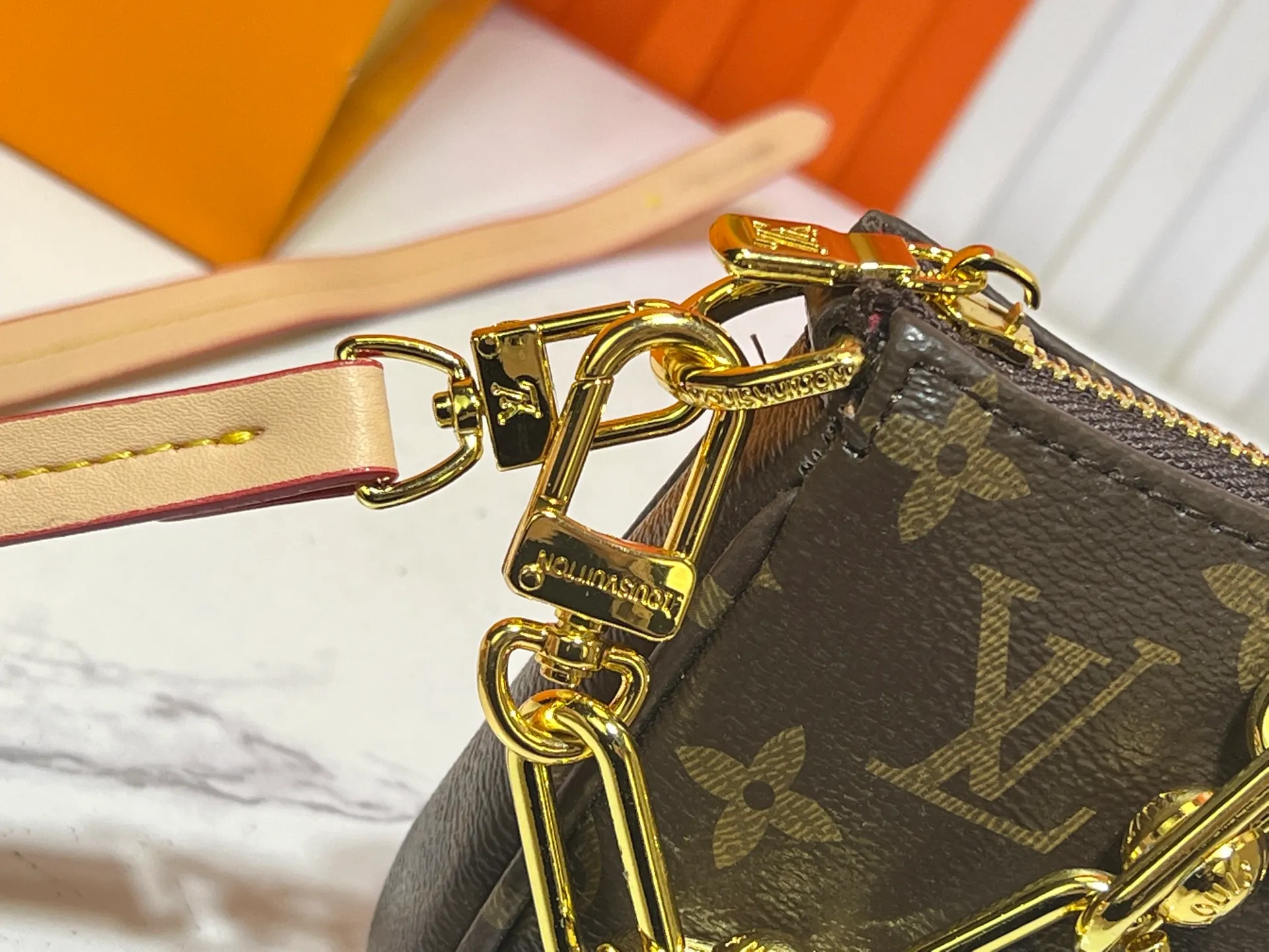 Batch 240💰M13440 This Pochette Accessoires handbag is made of Monogram coated canvas, injecting lively personality into the Louis Vuitton x Murakami reissue series. The colorful panda image created by the artist renews the classic silhouette, and the zipper design allows for secure storage of daily items. The cowhide leather shoulder strap and dazzling chain are both detachable, allowing for a variety of carrying options. Size: 22X13X4cm