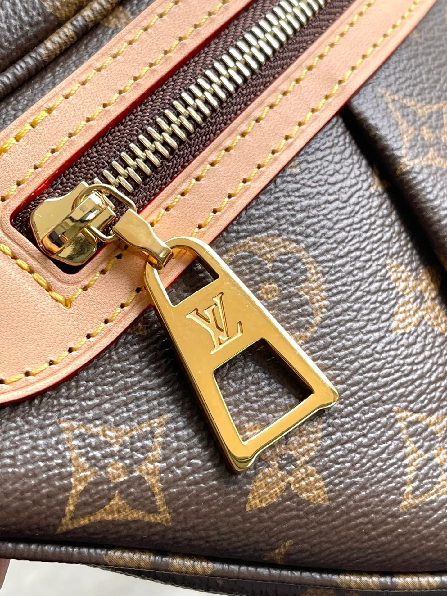 💰800 The top original M46784 High Rise waist bag is made of soft Monogram coated canvas to create a close-fitting structure. The lightweight design can be placed on the inside of a jacket. The cowhide leather has a detachable name tag and can be tied with a fabric shoulder strap for a sporty look. Dimensions: 38 × 16 × 8 cm