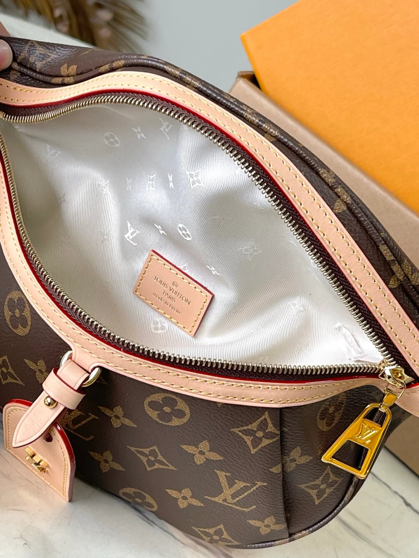 💰800 The top original M46784 High Rise waist bag is made of soft Monogram coated canvas to create a close-fitting structure. The lightweight design can be placed on the inside of a jacket. The cowhide leather has a detachable name tag and can be tied with a fabric shoulder strap for a sporty look. Dimensions: 38 × 16 × 8 cm