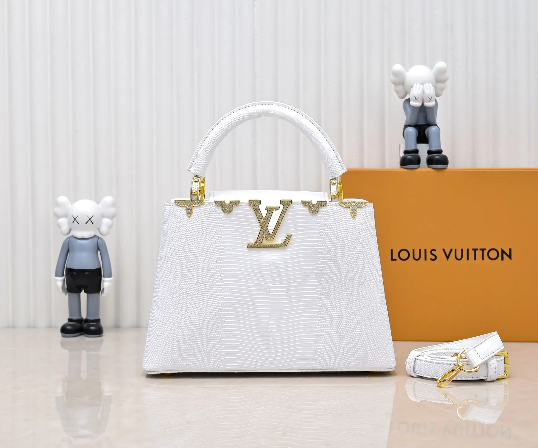 Top original P440 Guangzhou-made M12297 white lizard leather with gold diamond corolla 🔺This CapucinesBB handbag is a delicate combination of elegant lizard skin outer layer, delicate sheepskin lining and gleaming metal parts. The iconic flap makes two styles fashionable. The LV logo can be read on the inside and Monogram flowers bloom on the outside. It lights up the eye-catching corner for evening occasions and adds a personalized atmosphere to the wardrobe. Shine gorgeous style in day and night occasions.  Detailed features 27 x 18 x 9 cm (length x height x width)
