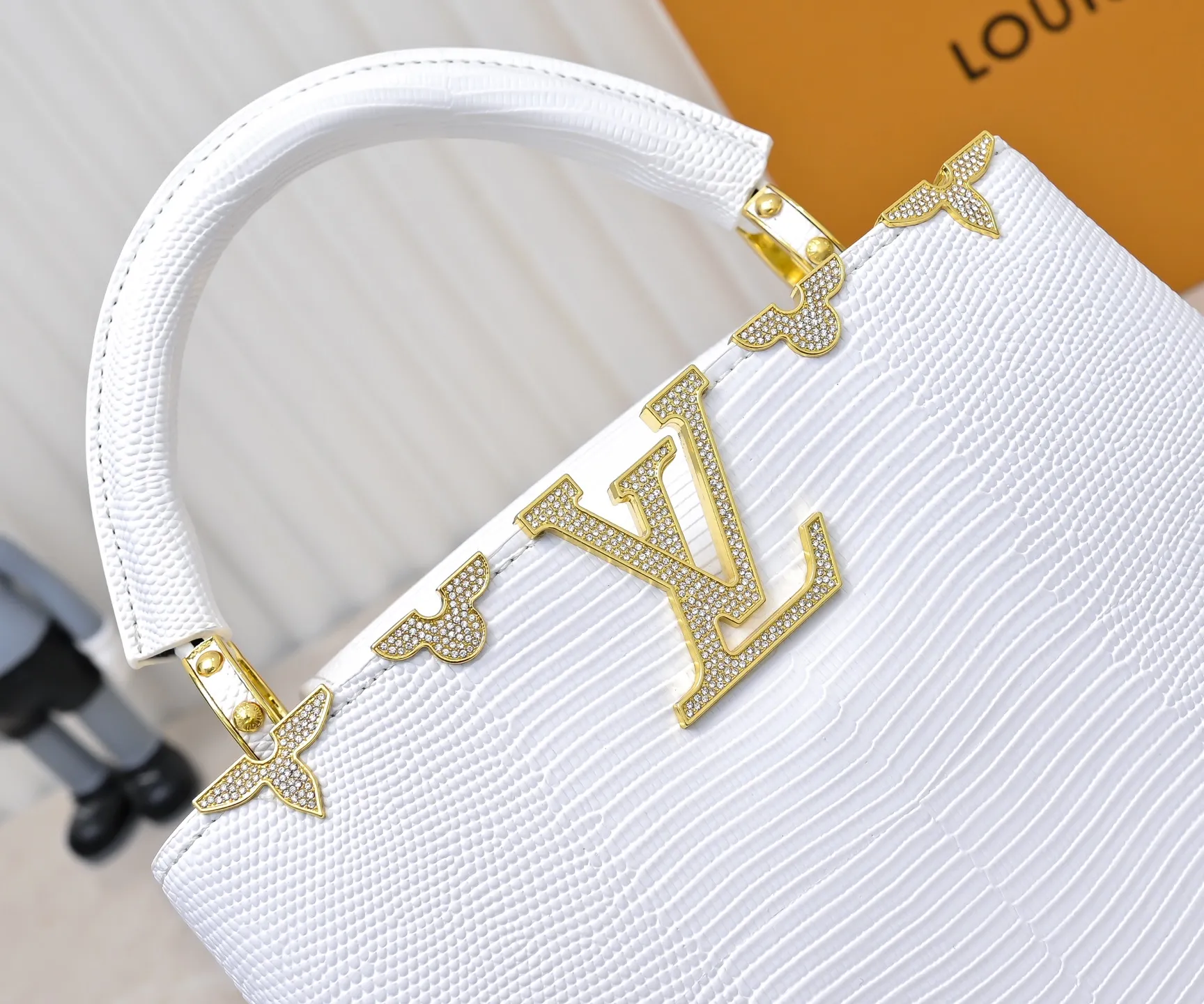 Top original P440 Guangzhou-made M12297 white lizard leather with gold diamond corolla 🔺This CapucinesBB handbag is a delicate combination of elegant lizard skin outer layer, delicate sheepskin lining and gleaming metal parts. The iconic flap makes two styles fashionable. The LV logo can be read on the inside and Monogram flowers bloom on the outside. It lights up the eye-catching corner for evening occasions and adds a personalized atmosphere to the wardrobe. Shine gorgeous style in day and night occasions.  Detailed features 27 x 18 x 9 cm (length x height x width)