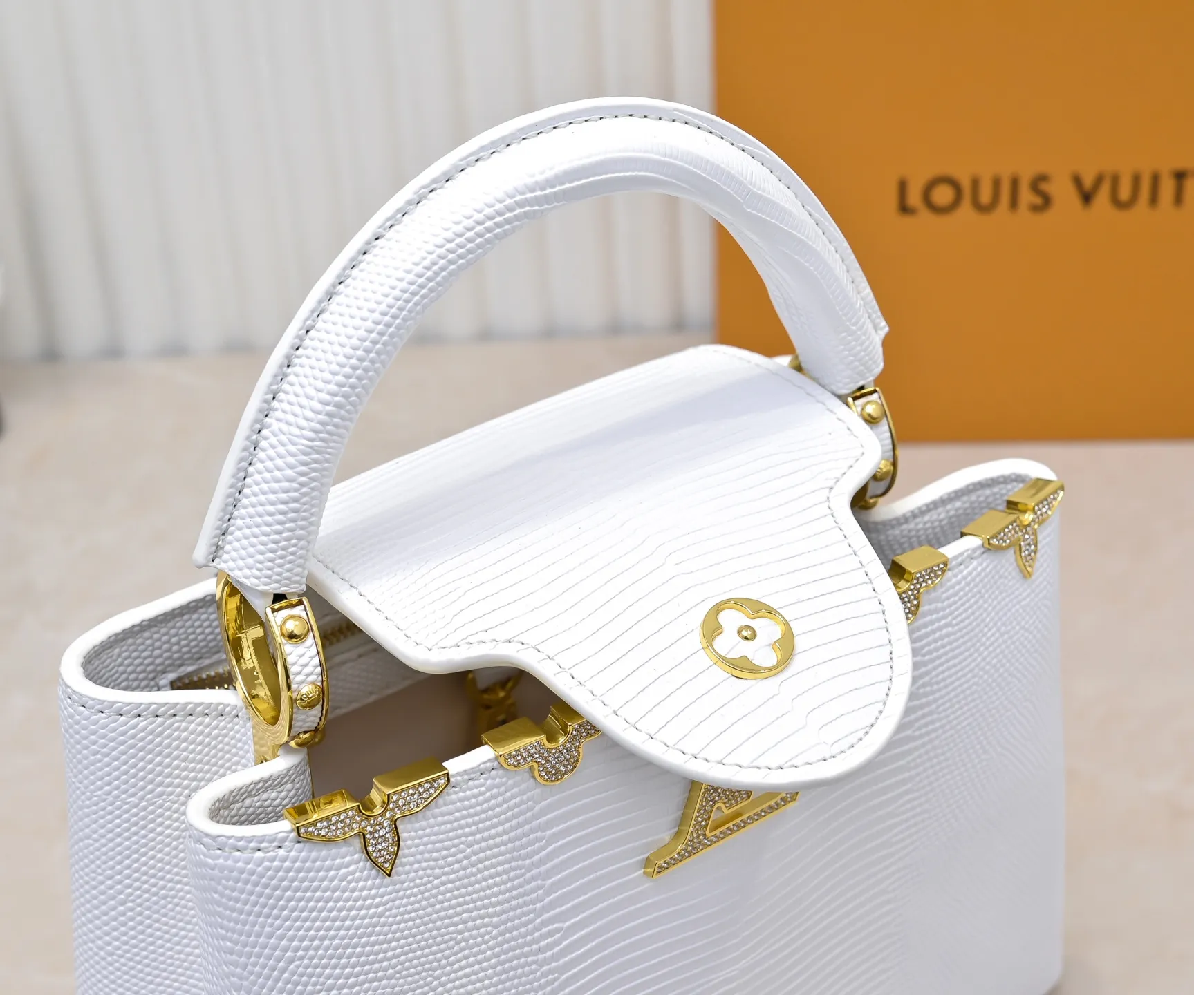 Top original P440 Guangzhou-made M12297 white lizard leather with gold diamond corolla 🔺This CapucinesBB handbag is a delicate combination of elegant lizard skin outer layer, delicate sheepskin lining and gleaming metal parts. The iconic flap makes two styles fashionable. The LV logo can be read on the inside and Monogram flowers bloom on the outside. It lights up the eye-catching corner for evening occasions and adds a personalized atmosphere to the wardrobe. Shine gorgeous style in day and night occasions.  Detailed features 27 x 18 x 9 cm (length x height x width)