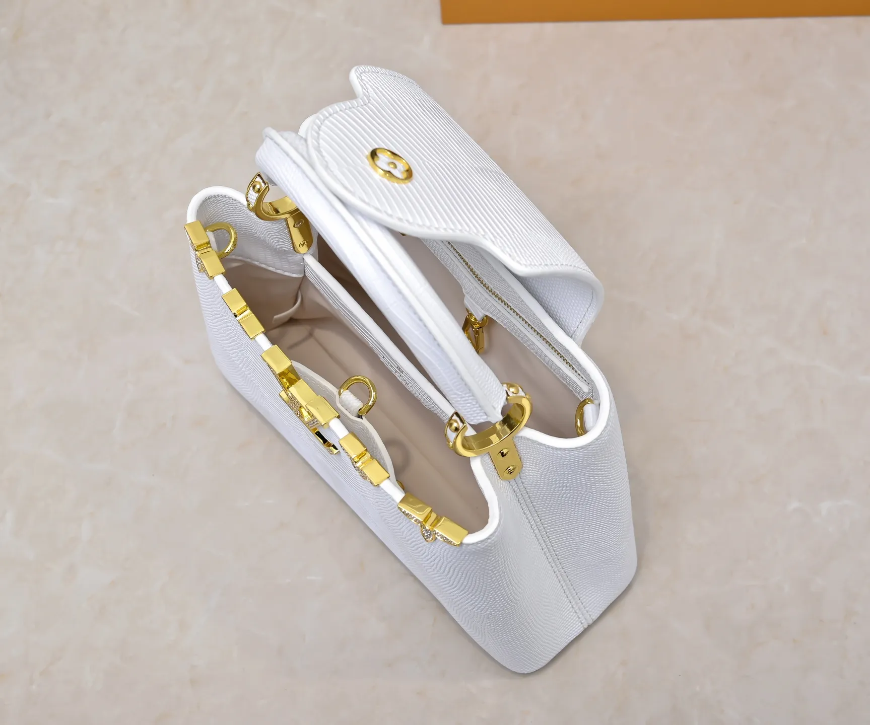 Top original P440 Guangzhou-made M12297 white lizard leather with gold diamond corolla 🔺This CapucinesBB handbag is a delicate combination of elegant lizard skin outer layer, delicate sheepskin lining and gleaming metal parts. The iconic flap makes two styles fashionable. The LV logo can be read on the inside and Monogram flowers bloom on the outside. It lights up the eye-catching corner for evening occasions and adds a personalized atmosphere to the wardrobe. Shine gorgeous style in day and night occasions.  Detailed features 27 x 18 x 9 cm (length x height x width)