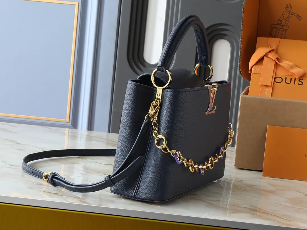 💰460💰Guangzhou goods Upgraded from the original M14381 M14970 M14393 M14972 M14971 This medium Capucines handbag comes from the Harmony series and explores the inspiration of the Monogram flower with a decorative chain. Taurillon cow leather creates an elegant structure, colorful resin outlines the LV letters, and the flip cover provides two styles: external or internal. The neat interior is equipped with multiple pockets, and the detachable and adjustable shoulder strap makes it easy to wear cross-body. Dimensions: 31.5 x 20.0 x 11.0 cm (length x height x width)