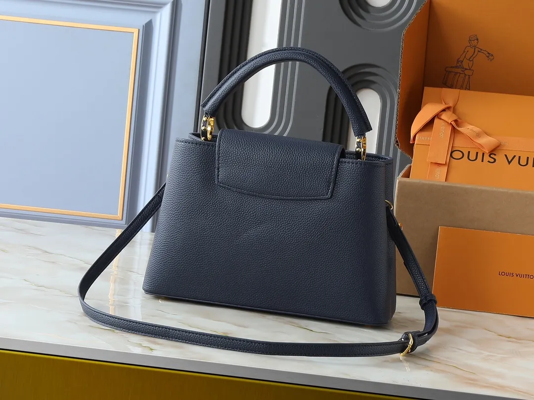 💰460💰Guangzhou goods Upgraded from the original M14381 M14970 M14393 M14972 M14971 This medium Capucines handbag comes from the Harmony series and explores the inspiration of the Monogram flower with a decorative chain. Taurillon cow leather creates an elegant structure, colorful resin outlines the LV letters, and the flip cover provides two styles: external or internal. The neat interior is equipped with multiple pockets, and the detachable and adjustable shoulder strap makes it easy to wear cross-body. Dimensions: 31.5 x 20.0 x 11.0 cm (length x height x width)