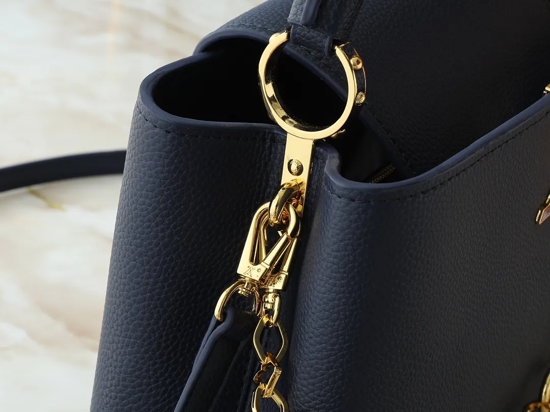 💰460💰Guangzhou goods Upgraded from the original M14381 M14970 M14393 M14972 M14971 This medium Capucines handbag comes from the Harmony series and explores the inspiration of the Monogram flower with a decorative chain. Taurillon cow leather creates an elegant structure, colorful resin outlines the LV letters, and the flip cover provides two styles: external or internal. The neat interior is equipped with multiple pockets, and the detachable and adjustable shoulder strap makes it easy to wear cross-body. Dimensions: 31.5 x 20.0 x 11.0 cm (length x height x width)