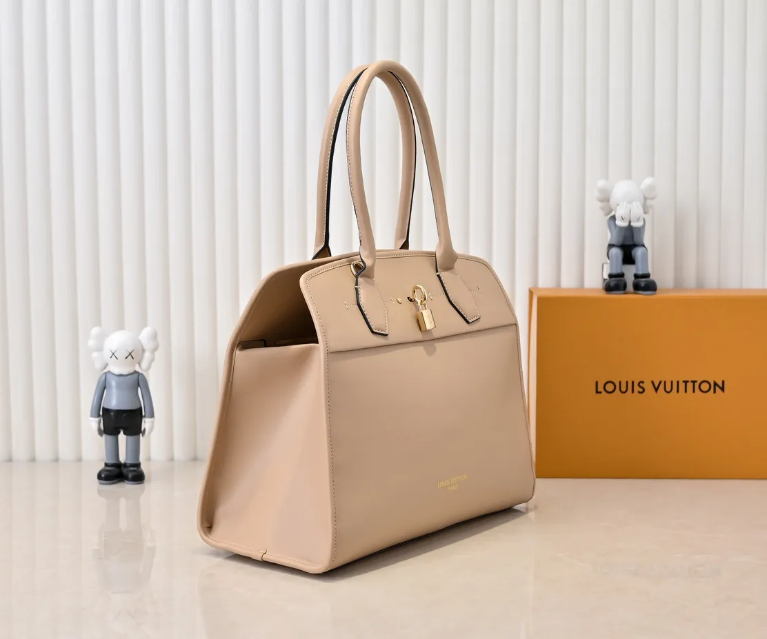 Batch 💰Small 360 💰Large 190 M12005 M12556 M12337 This large City Steamer handbag draws inspiration from the design of suitcases built for cruise ships in 1901, making its eye-catching appearance at the 2024 autumn and winter ready-to-wear show. Grained Millesime leather and shearling leather trims add seasonal flair, an embossed padlock and hot-stamped LV Circle logo add a modern twist, and a removable Monogram storage bag makes it easy to store valuables. Size: large size 35x42x21cm, small size 30x36x17