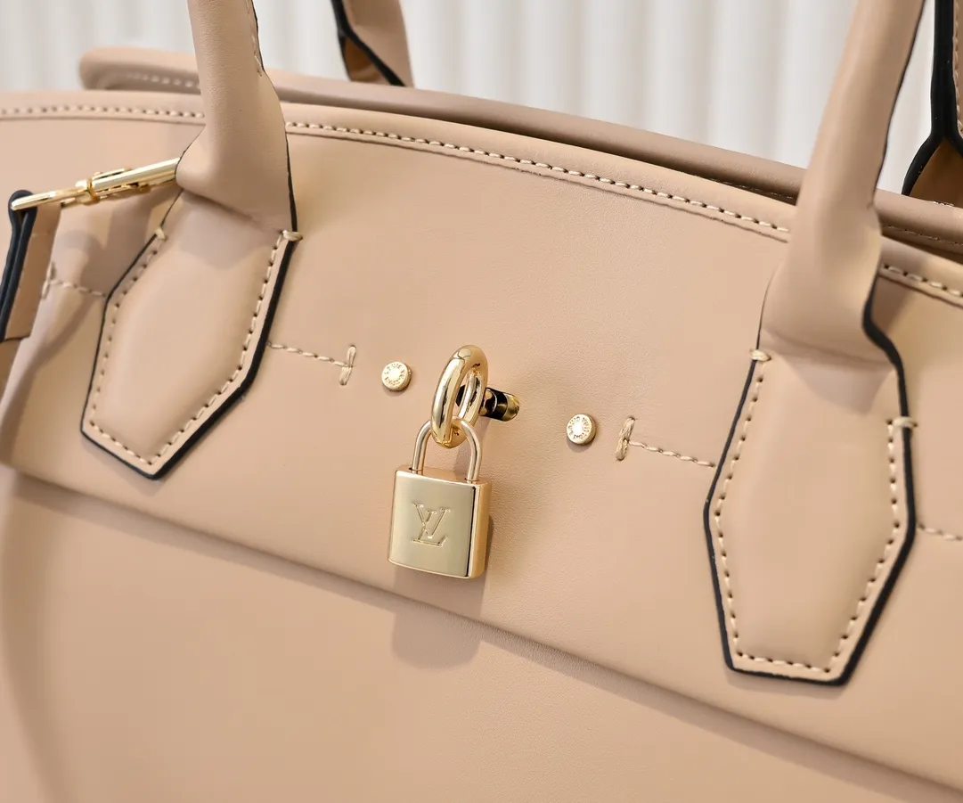 Batch 💰Small 360 💰Large 190 M12005 M12556 M12337 This large City Steamer handbag draws inspiration from the design of suitcases built for cruise ships in 1901, making its eye-catching appearance at the 2024 autumn and winter ready-to-wear show. Grained Millesime leather and shearling leather trims add seasonal flair, an embossed padlock and hot-stamped LV Circle logo add a modern twist, and a removable Monogram storage bag makes it easy to store valuables. Size: large size 35x42x21cm, small size 30x36x17