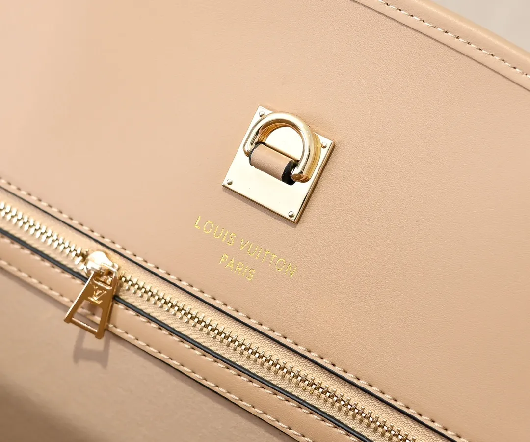 Batch 💰Small 360 💰Large 190 M12005 M12556 M12337 This large City Steamer handbag draws inspiration from the design of suitcases built for cruise ships in 1901, making its eye-catching appearance at the 2024 autumn and winter ready-to-wear show. Grained Millesime leather and shearling leather trims add seasonal flair, an embossed padlock and hot-stamped LV Circle logo add a modern twist, and a removable Monogram storage bag makes it easy to store valuables. Size: large size 35x42x21cm, small size 30x36x17