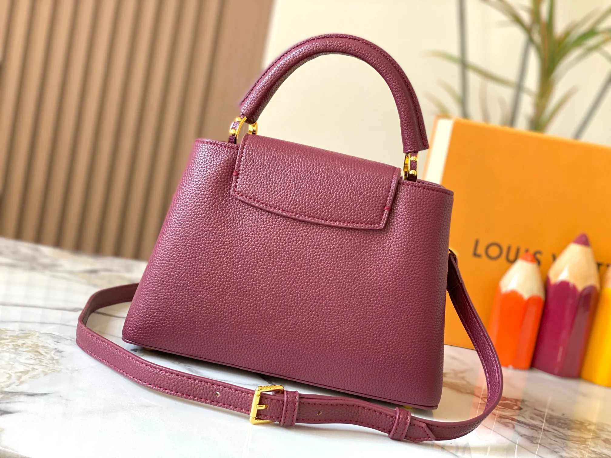 P500 [Guangzhou top quality original version] M26532 Bordeaux Red This modern version of Capucines BB is made of timeless Taurillon leather and equipped with a jewelry-inspired Infinity chain. The bag is decorated with double galvanized metal parts, including the iconic Monogram floral pattern, and the LV Initials logo created with sunburst technology, creating a sundial-like light and shadow effect. The bag has multiple pockets and a detachable shoulder strap, allowing it to be carried on one shoulder or across the body. 27 x 17.3 x 9 (cm) (length x height x width)