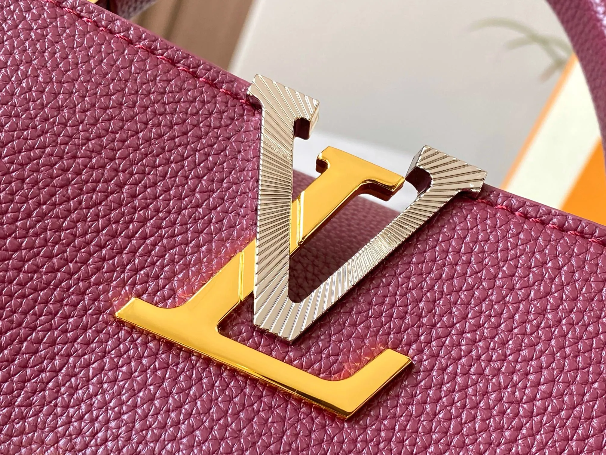 P500 [Guangzhou top quality original version] M26532 Bordeaux Red This modern version of Capucines BB is made of timeless Taurillon leather and equipped with a jewelry-inspired Infinity chain. The bag is decorated with double galvanized metal parts, including the iconic Monogram floral pattern, and the LV Initials logo created with sunburst technology, creating a sundial-like light and shadow effect. The bag has multiple pockets and a detachable shoulder strap, allowing it to be carried on one shoulder or across the body. 27 x 17.3 x 9 (cm) (length x height x width)