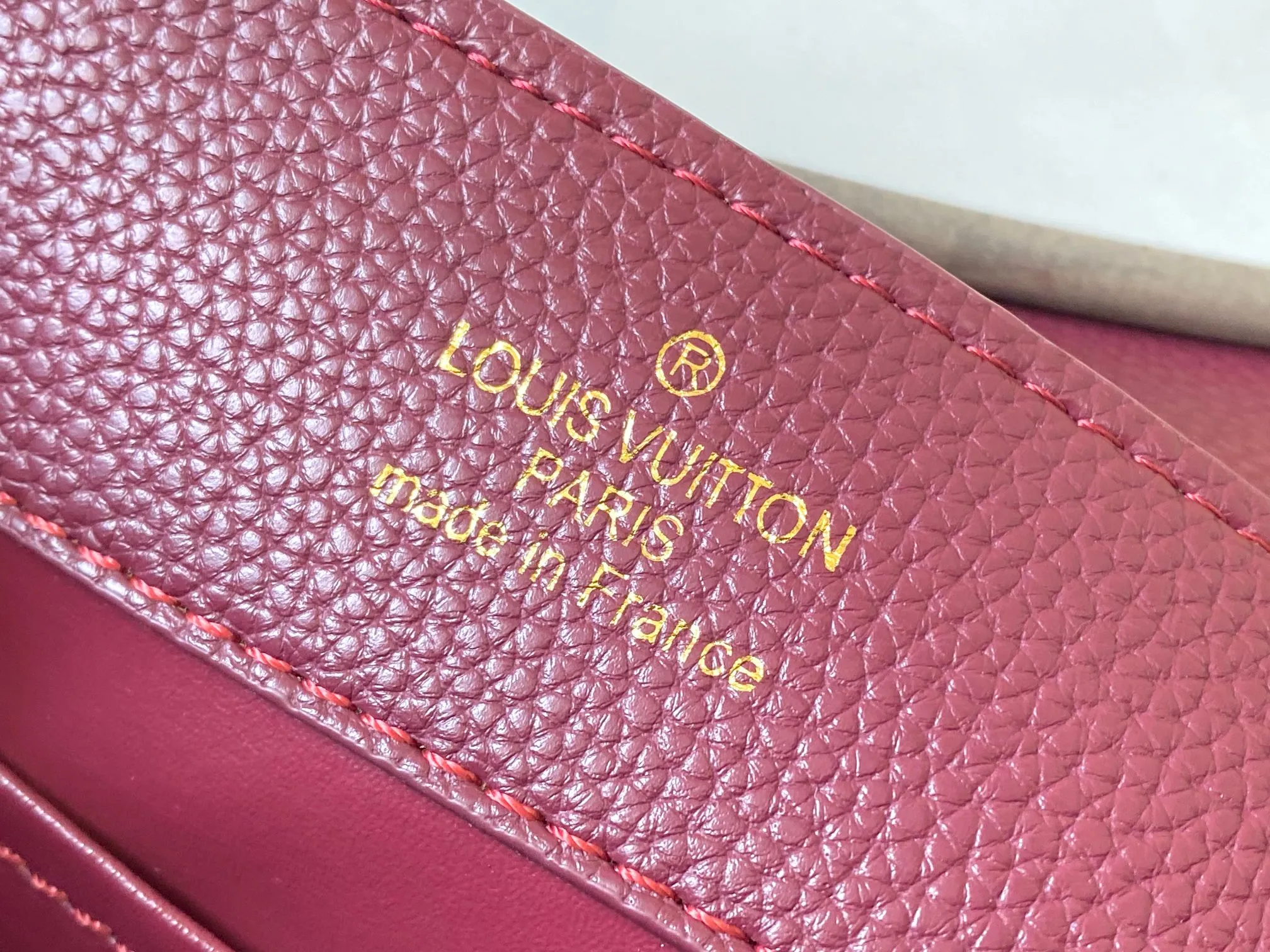P500 [Guangzhou top quality original version] M26532 Bordeaux Red This modern version of Capucines BB is made of timeless Taurillon leather and equipped with a jewelry-inspired Infinity chain. The bag is decorated with double galvanized metal parts, including the iconic Monogram floral pattern, and the LV Initials logo created with sunburst technology, creating a sundial-like light and shadow effect. The bag has multiple pockets and a detachable shoulder strap, allowing it to be carried on one shoulder or across the body. 27 x 17.3 x 9 (cm) (length x height x width)