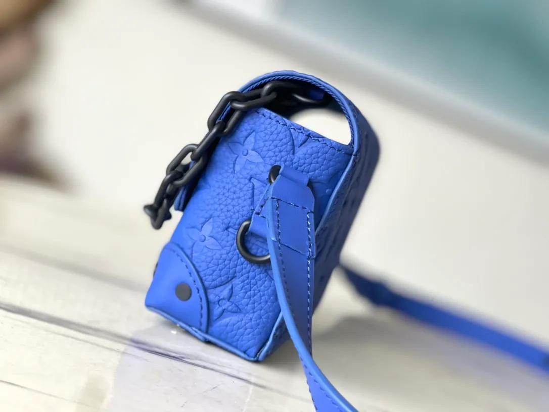 💰880 (top layer leather) top original order M82579 blue full leather embossed men's messenger bag series Steamer messenger bag soft monogram taurillon leather complements classic elements such as steamer style chains. Comes with an adjustable shoulder strap for easy carrying. Zippered compartments provide ample storage space, and front pocket flaps and magnetic locks keep items safe. 18.0x 11.0x 6.5cm (length x height x width)