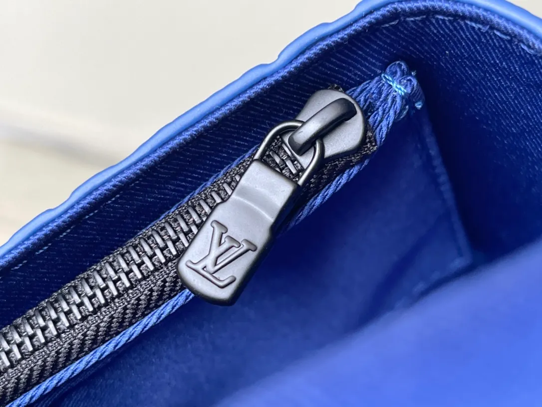 💰880 (top layer leather) top original order M82579 blue full leather embossed men's messenger bag series Steamer messenger bag soft monogram taurillon leather complements classic elements such as steamer style chains. Comes with an adjustable shoulder strap for easy carrying. Zippered compartments provide ample storage space, and front pocket flaps and magnetic locks keep items safe. 18.0x 11.0x 6.5cm (length x height x width)