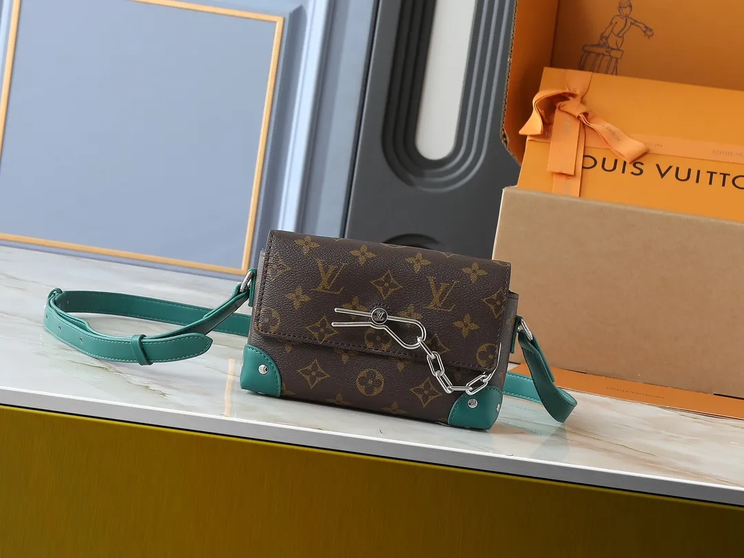💰240💰Upgraded from the original M81746 M82917 M82916 M82918 M83613 M40674 This Steamer mini handbag is made of bright Taurillon leather and tells the inspiration of the brand's traditional Steamer hard case. A signature pin and chain add a classic touch, while an interior zip pocket and magnetic closure ensure secure storage. Dimensions: 18.0 x 11.0 x 6.5 cm (length x height x width)