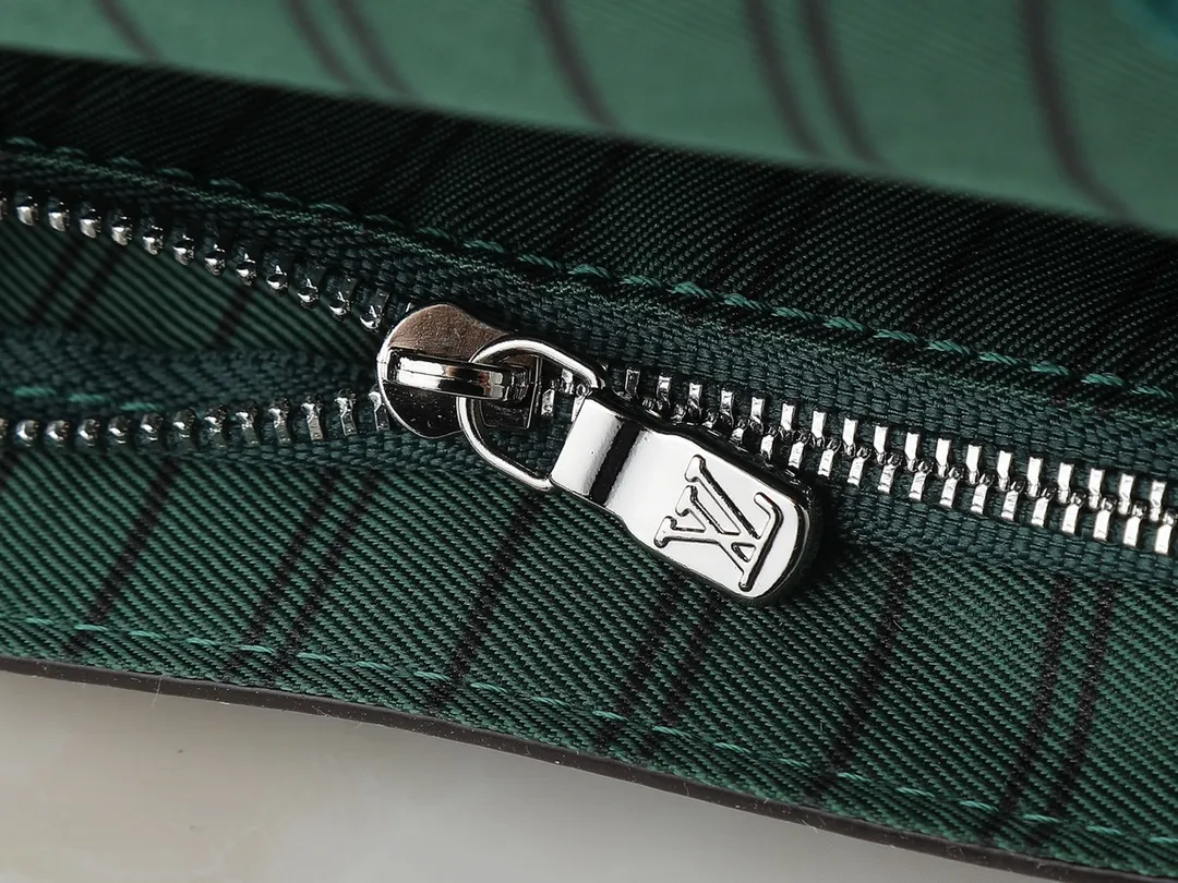 💰240💰Upgraded from the original M81746 M82917 M82916 M82918 M83613 M40674 This Steamer mini handbag is made of bright Taurillon leather and tells the inspiration of the brand's traditional Steamer hard case. A signature pin and chain add a classic touch, while an interior zip pocket and magnetic closure ensure secure storage. Dimensions: 18.0 x 11.0 x 6.5 cm (length x height x width)