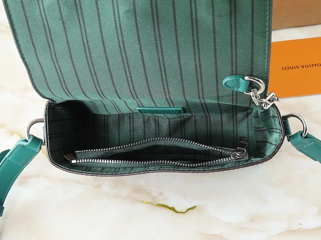💰240💰Upgraded from the original M81746 M82917 M82916 M82918 M83613 M40674 This Steamer mini handbag is made of bright Taurillon leather and tells the inspiration of the brand's traditional Steamer hard case. A signature pin and chain add a classic touch, while an interior zip pocket and magnetic closure ensure secure storage. Dimensions: 18.0 x 11.0 x 6.5 cm (length x height x width)