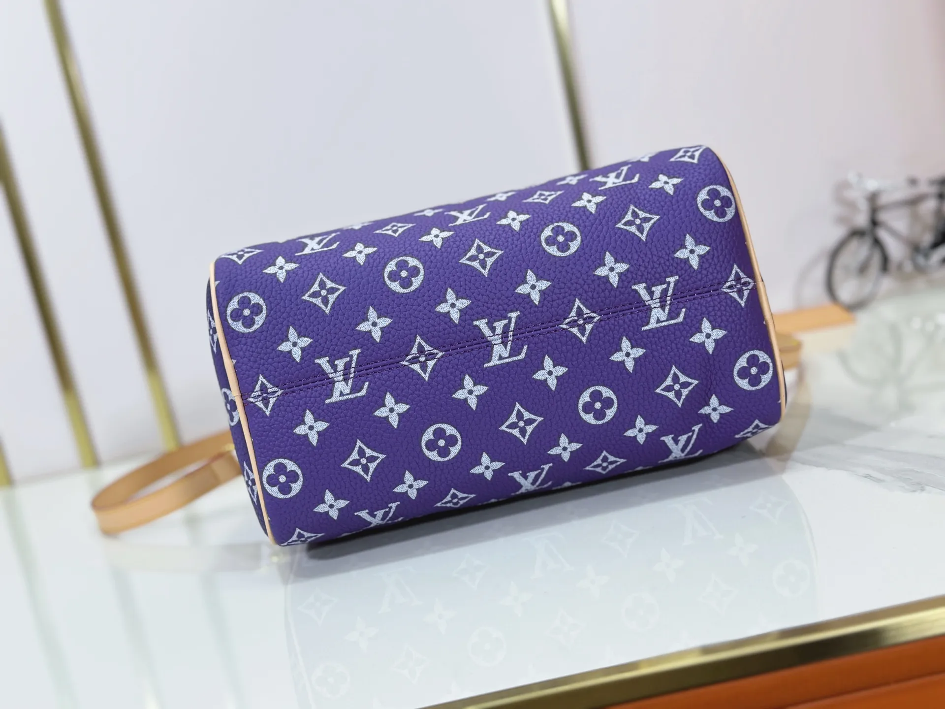 P280 Upgraded original M24424 M24425 M24426 M24423 M24443 M This Speedy Bandoulière 25 Monogram Leather handbag is made of soft cow leather and uses Monogram pattern to reproduce the elegant look and feel of canvas printing. Dazzling metal hardware, sheepskin lining and nameplate all reflect Creative Director Pharrell Williams' relentless attention to detail. Dimensions: 25.0 x 15.0 x 15.0 cm (length x height x width)