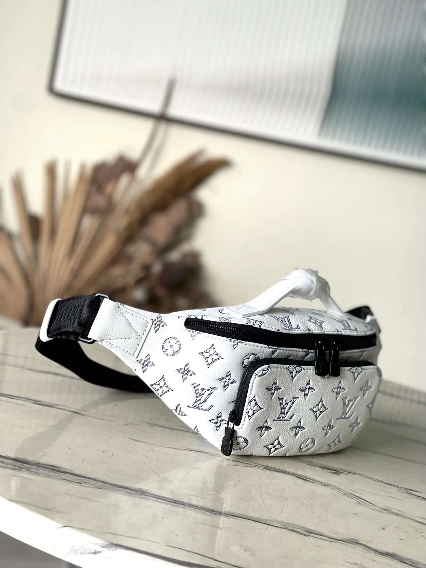 💰1100 (top-grain leather) top original order M25227 This Rush waist bag is made of Monogram Shadow cow leather and has a close-fitting shape. Its zippered front pocket allows easy access to mobile phones, keys and cards. The adjustable strap fastens with a sliding hook, making it easy to wear around the waist, on the shoulder or across the body, and the leather handles add handheld options and a sporty look. Dimensions: 30 × 15 × 8 cm