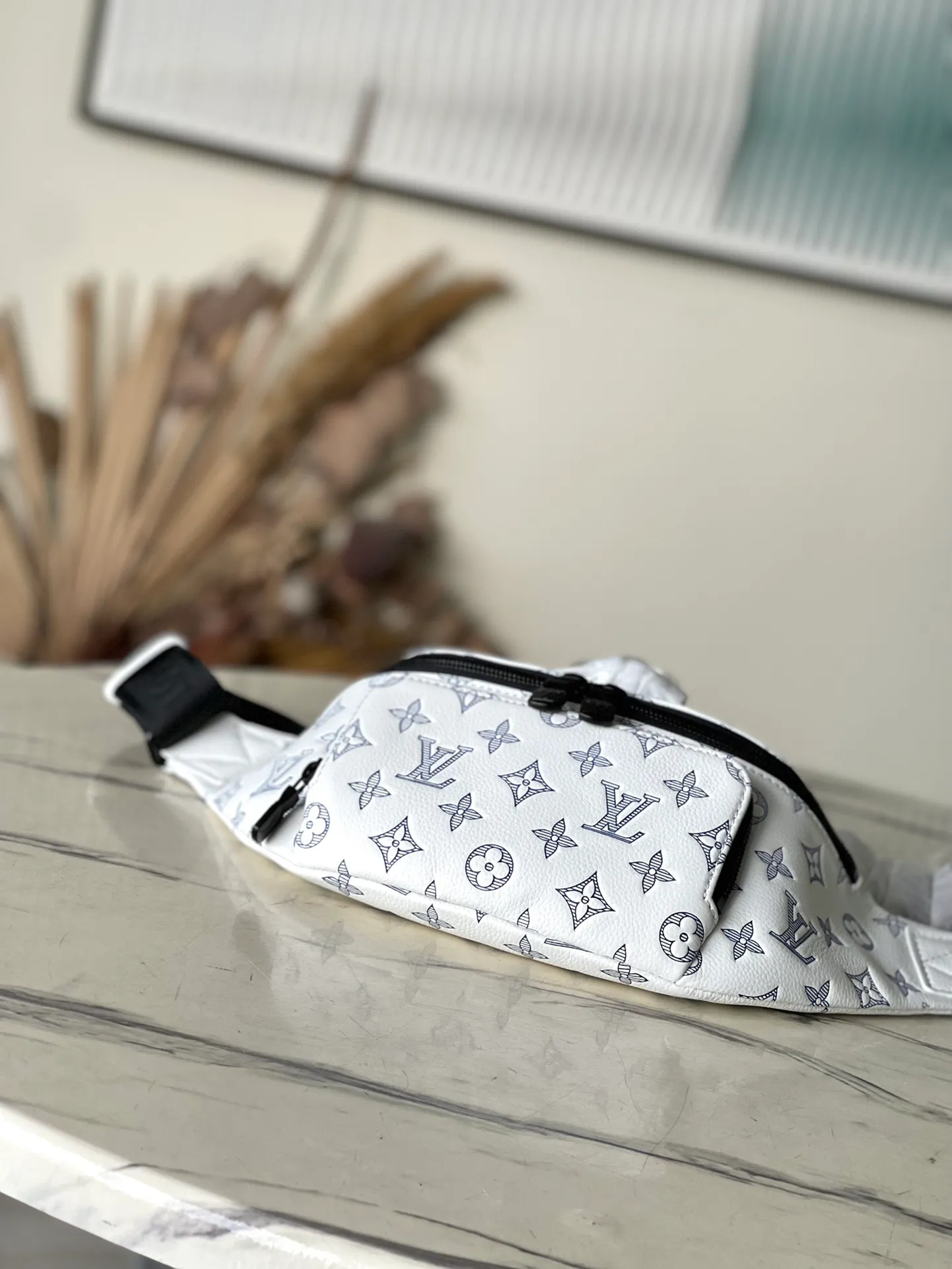 💰1100 (top-grain leather) top original order M25227 This Rush waist bag is made of Monogram Shadow cow leather and has a close-fitting shape. Its zippered front pocket allows easy access to mobile phones, keys and cards. The adjustable strap fastens with a sliding hook, making it easy to wear around the waist, on the shoulder or across the body, and the leather handles add handheld options and a sporty look. Dimensions: 30 × 15 × 8 cm