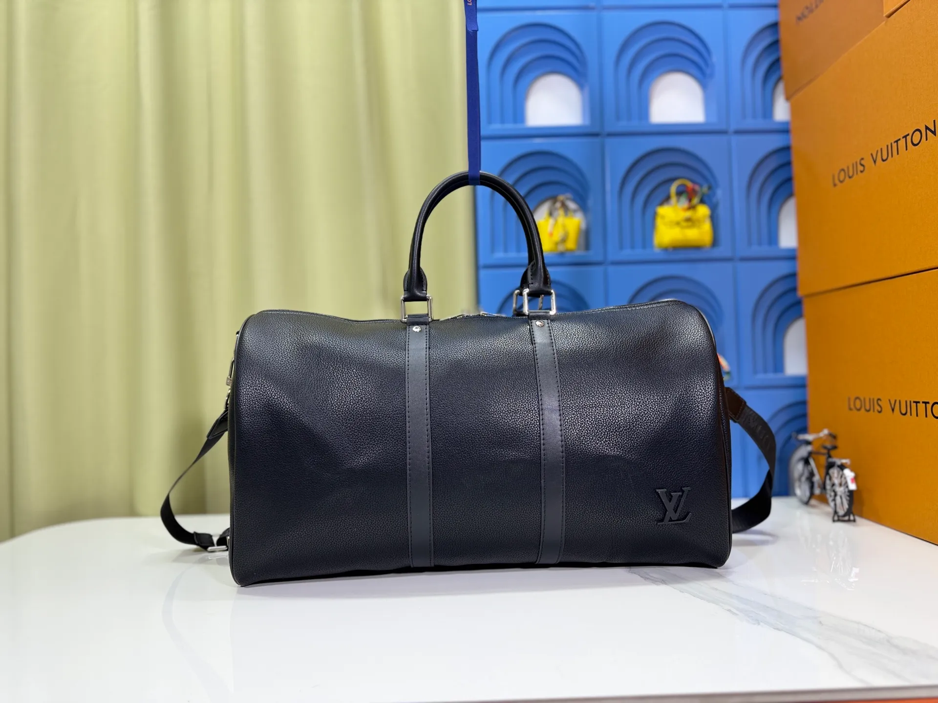 P340 M57088 M21536 Upgraded original version This keepall bandouliere 50 travel bag is made of monogram shadow leather with full monogram embossing and matte metal parts to achieve a minimalist design. The cabin luggage size is suitable for short trips. The keepall soft travel bag series was born in the 1930s and is as classic and elegant as ever. Dimensions: 50x 29 x 23 cm