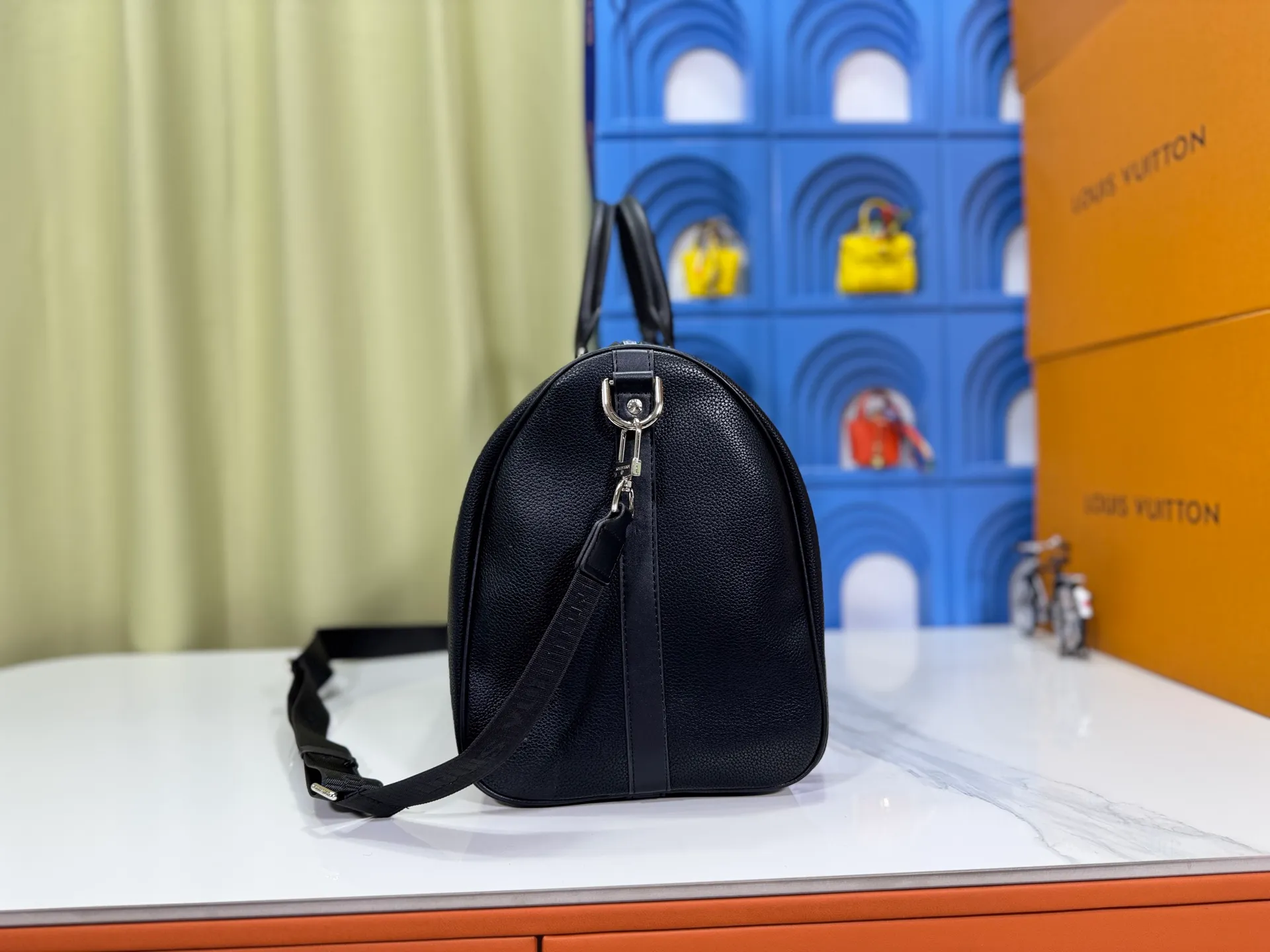 P340 M57088 M21536 Upgraded original version This keepall bandouliere 50 travel bag is made of monogram shadow leather with full monogram embossing and matte metal parts to achieve a minimalist design. The cabin luggage size is suitable for short trips. The keepall soft travel bag series was born in the 1930s and is as classic and elegant as ever. Dimensions: 50x 29 x 23 cm