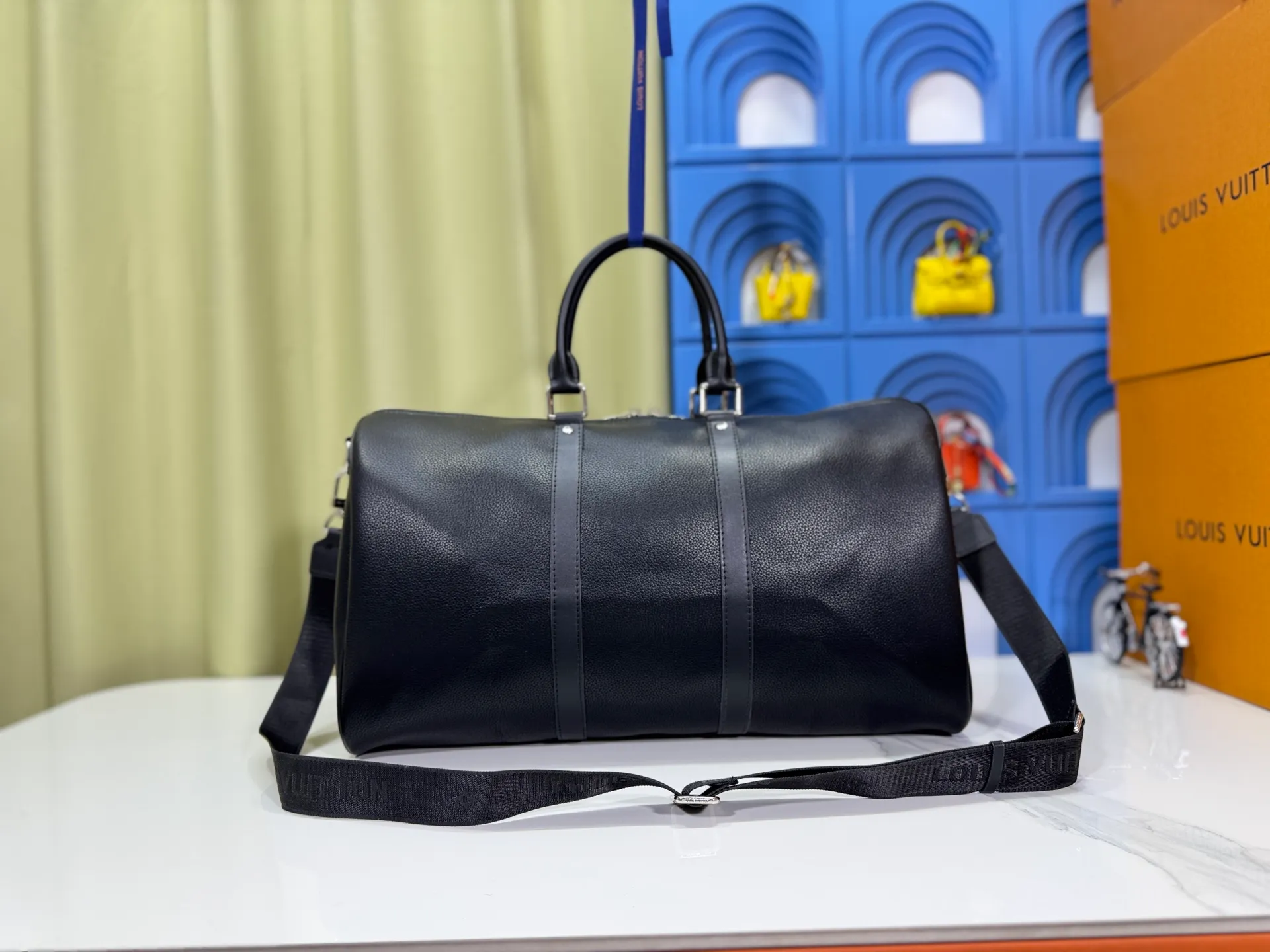 P340 M57088 M21536 Upgraded original version This keepall bandouliere 50 travel bag is made of monogram shadow leather with full monogram embossing and matte metal parts to achieve a minimalist design. The cabin luggage size is suitable for short trips. The keepall soft travel bag series was born in the 1930s and is as classic and elegant as ever. Dimensions: 50x 29 x 23 cm