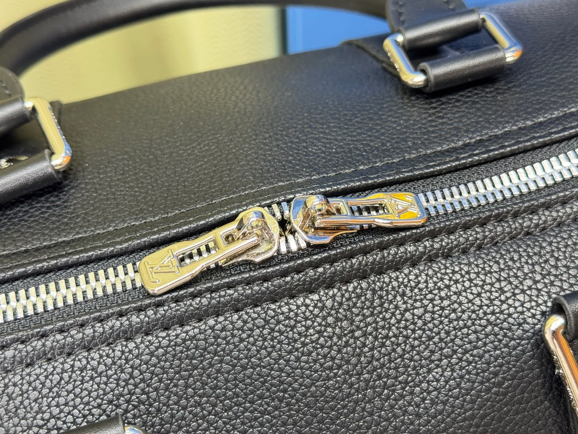 P340 M57088 M21536 Upgraded original version This keepall bandouliere 50 travel bag is made of monogram shadow leather with full monogram embossing and matte metal parts to achieve a minimalist design. The cabin luggage size is suitable for short trips. The keepall soft travel bag series was born in the 1930s and is as classic and elegant as ever. Dimensions: 50x 29 x 23 cm