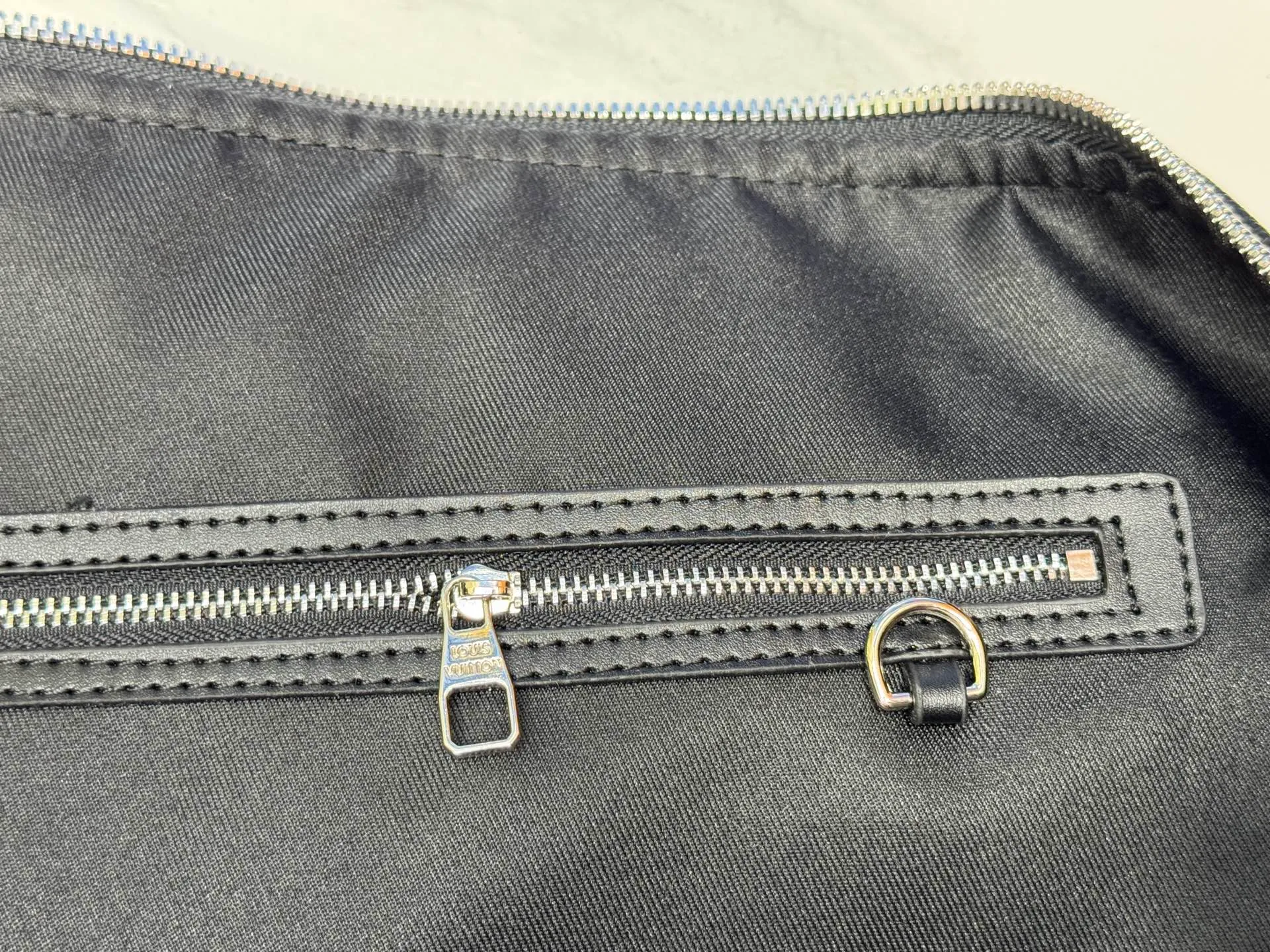 P340 M57088 M21536 Upgraded original version This keepall bandouliere 50 travel bag is made of monogram shadow leather with full monogram embossing and matte metal parts to achieve a minimalist design. The cabin luggage size is suitable for short trips. The keepall soft travel bag series was born in the 1930s and is as classic and elegant as ever. Dimensions: 50x 29 x 23 cm
