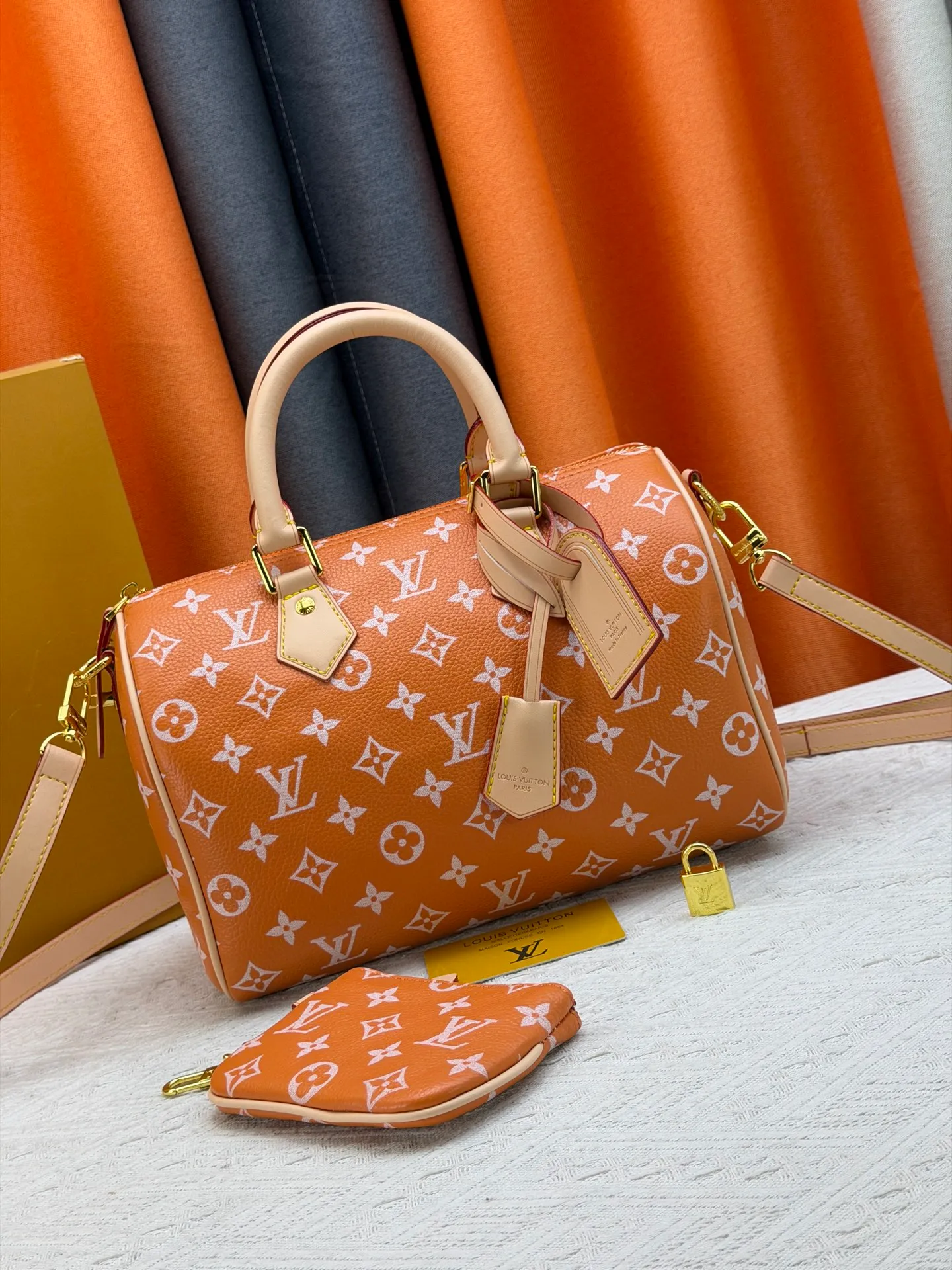 P270 Upgraded original version (with pebbled leather) M13902 M24423 M24424 M24425 M24426 M24443 M11561 M11562 M13912 Speedy Bandoulière 25 handbag is made of cow leather, showing a unique sun-kissed gradient effect. A perfect everyday choice, the Speedy comes with a removable leather storage bag lined with luxurious sheepskin leather. The double handle design combined with the adjustable and detachable shoulder strap provides a variety of carrying methods to easily cope with different occasions. Dimensions: 25.0 x 15.0 x 15.0 cm (length x height x width)