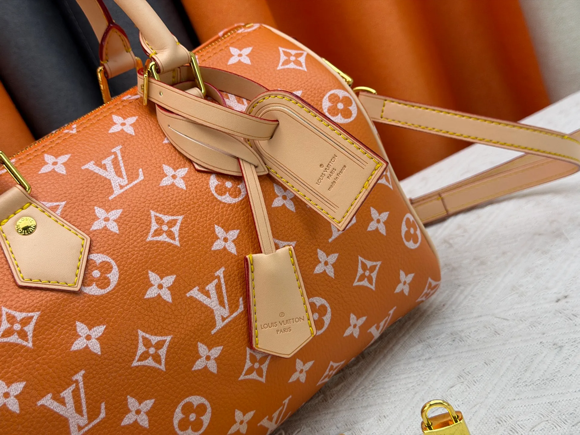 P270 Upgraded original version (with pebbled leather) M13902 M24423 M24424 M24425 M24426 M24443 M11561 M11562 M13912 Speedy Bandoulière 25 handbag is made of cow leather, showing a unique sun-kissed gradient effect. A perfect everyday choice, the Speedy comes with a removable leather storage bag lined with luxurious sheepskin leather. The double handle design combined with the adjustable and detachable shoulder strap provides a variety of carrying methods to easily cope with different occasions. Dimensions: 25.0 x 15.0 x 15.0 cm (length x height x width)
